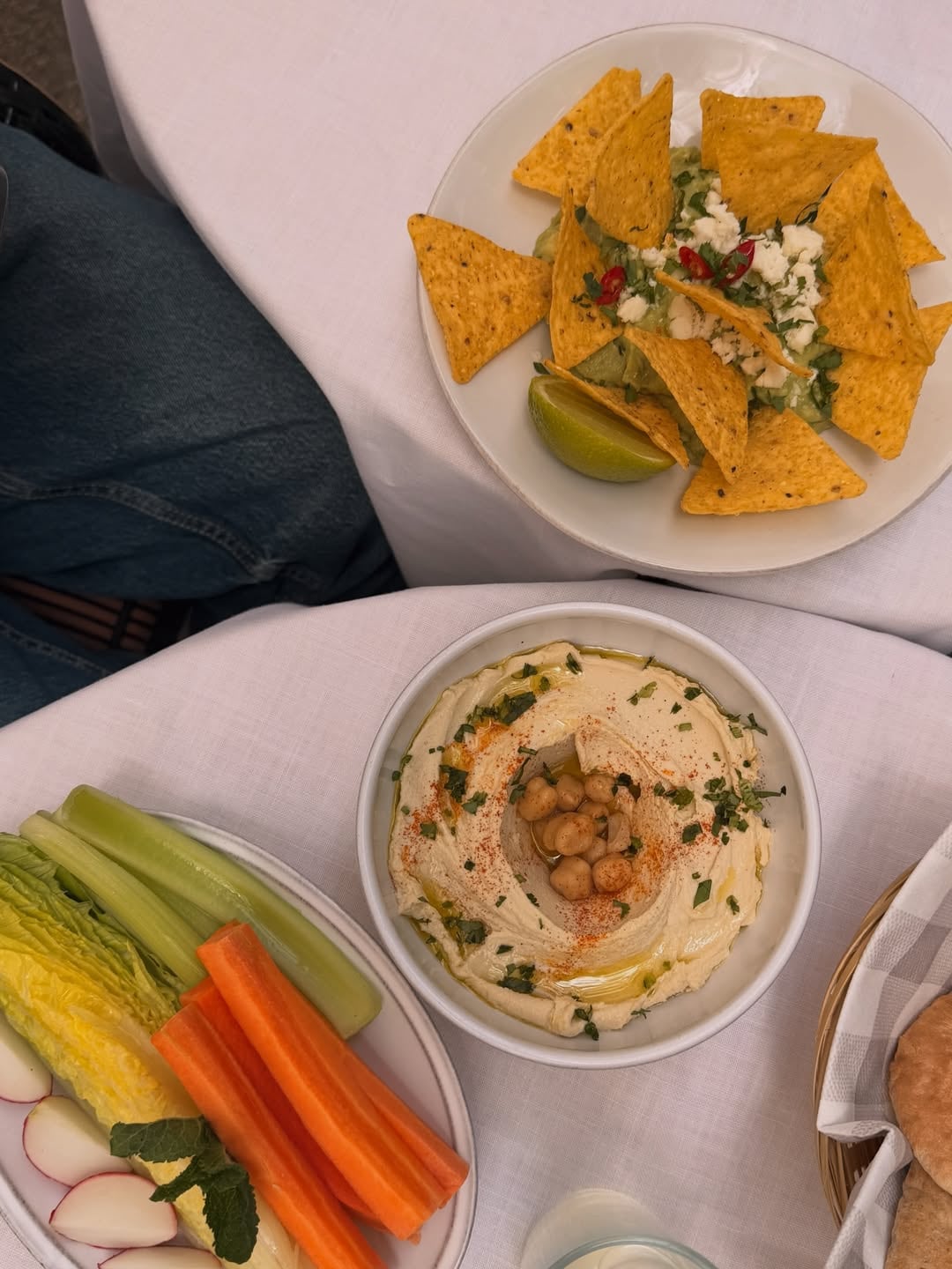 El menú del almuerzo: hummus de garbanzos y nachos con guacamole (Foto: Instagram @evabargiela)