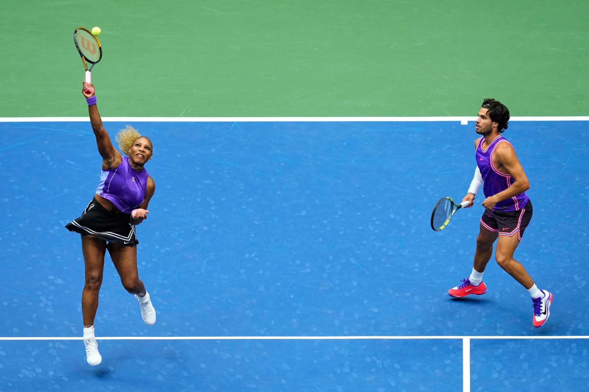 Serena al ataque, observada por Alcaraz, que no jugaba desde abril de este año