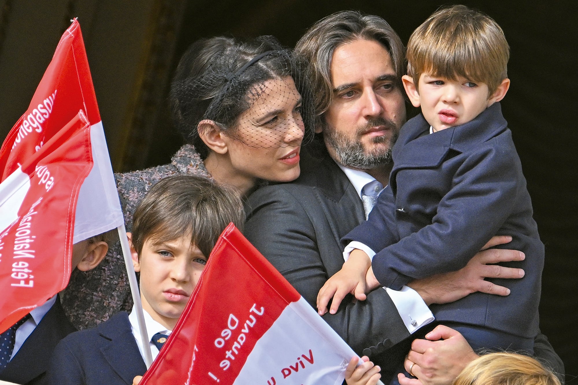 Tiempos felices. Raphaël Elmaleh,
Charlotte, Dimitri Rassam y el pequeño Balthazar
en sus brazos, durante los festejos del
Día Nacional de Mónaco de 2022