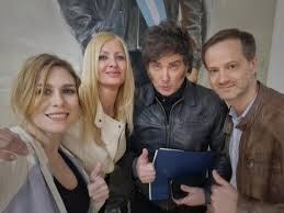 Axel Kaiser, en una imagen con Milei, Lilia Lemoine y la expareja del presidente Amalia González