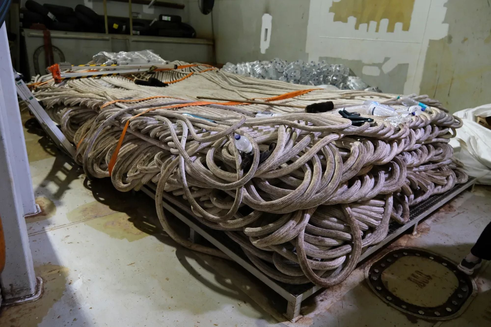 Cuerda lista para ser bajada al océano para recuperar el cable