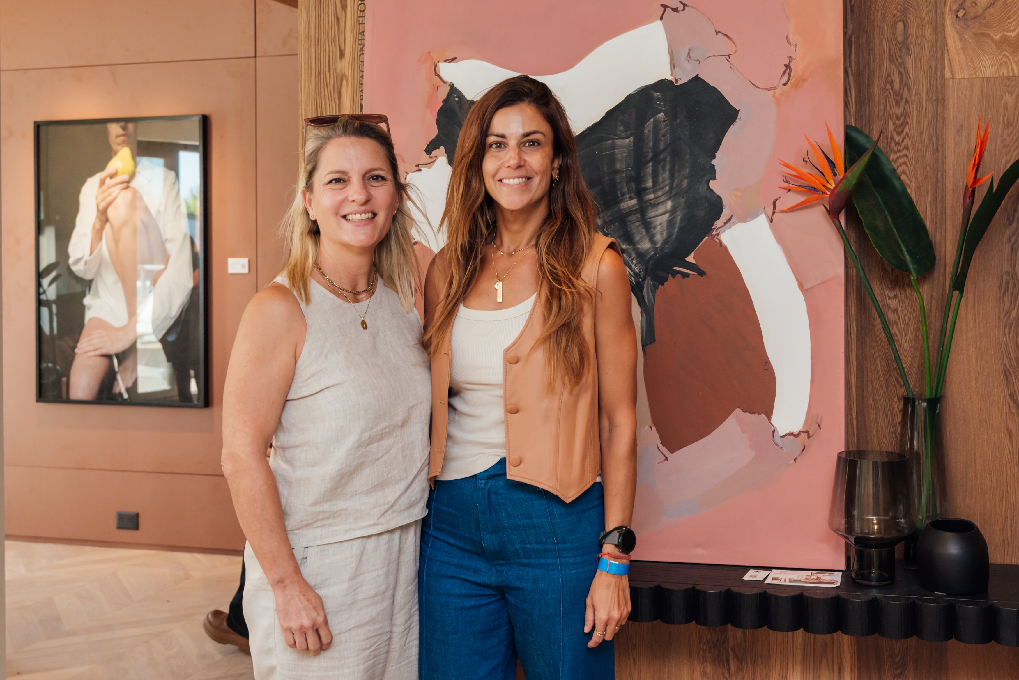 Mirá las fotos de la inauguración de Experiencia Living en Remeros Beach 18 Cecilia Larralde y Marcela Spelzini, participantes de Experiencia Living 2023, durante su visita al departamento ambientado por Julia Saramaga y Cristela Caviglia para Patagonia Flooring