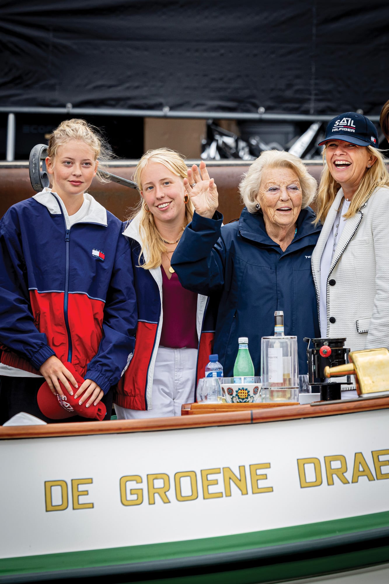 Las condesas Zaria y Luana y la princesa Mabel junto a la reina Beatriz, a bordo de Groene Draeck (El Dragón Verde), el barco de la monarca de los Países Bajos, durante un paseo por los canales de Ámsterdam, en agosto pasado