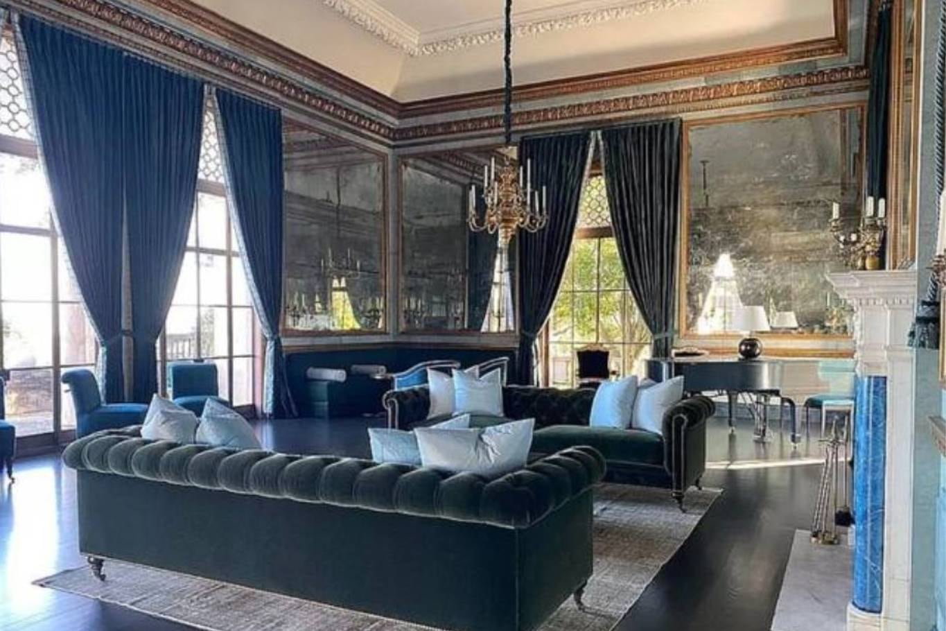 Uno de los elegantes ambientes de la mansión vendida por Elon Musk en 2021