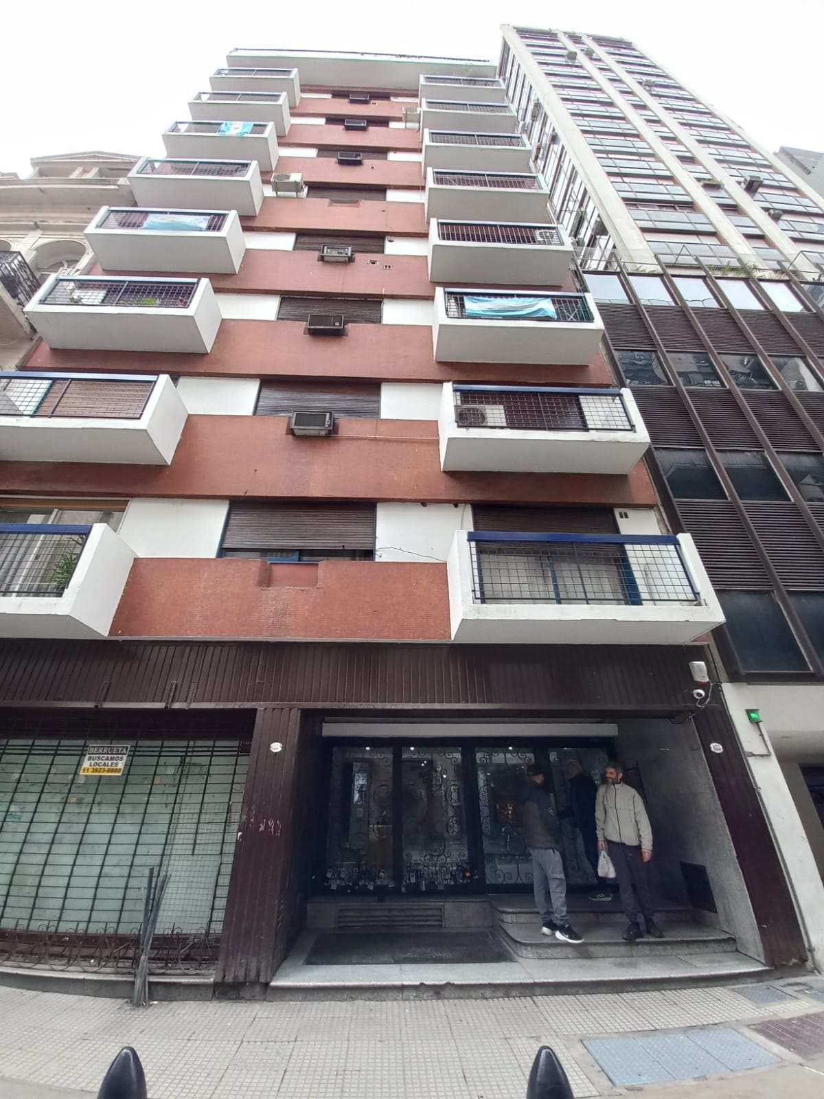 El inmueble, sobre la Avenida Esmeralda 853, Retiro, tiene baño completo y cocina integrada