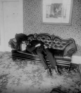 El cuerpo de Andrew Borden, el padre de Lizzie Borden, encontrado en la sala de la casa por la policía en 1982 (Foto: The Herald News)