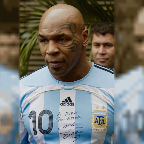 Mike Tyson se sumó a la fiebre por Messi con una camiseta argentina firmada por Maradona
