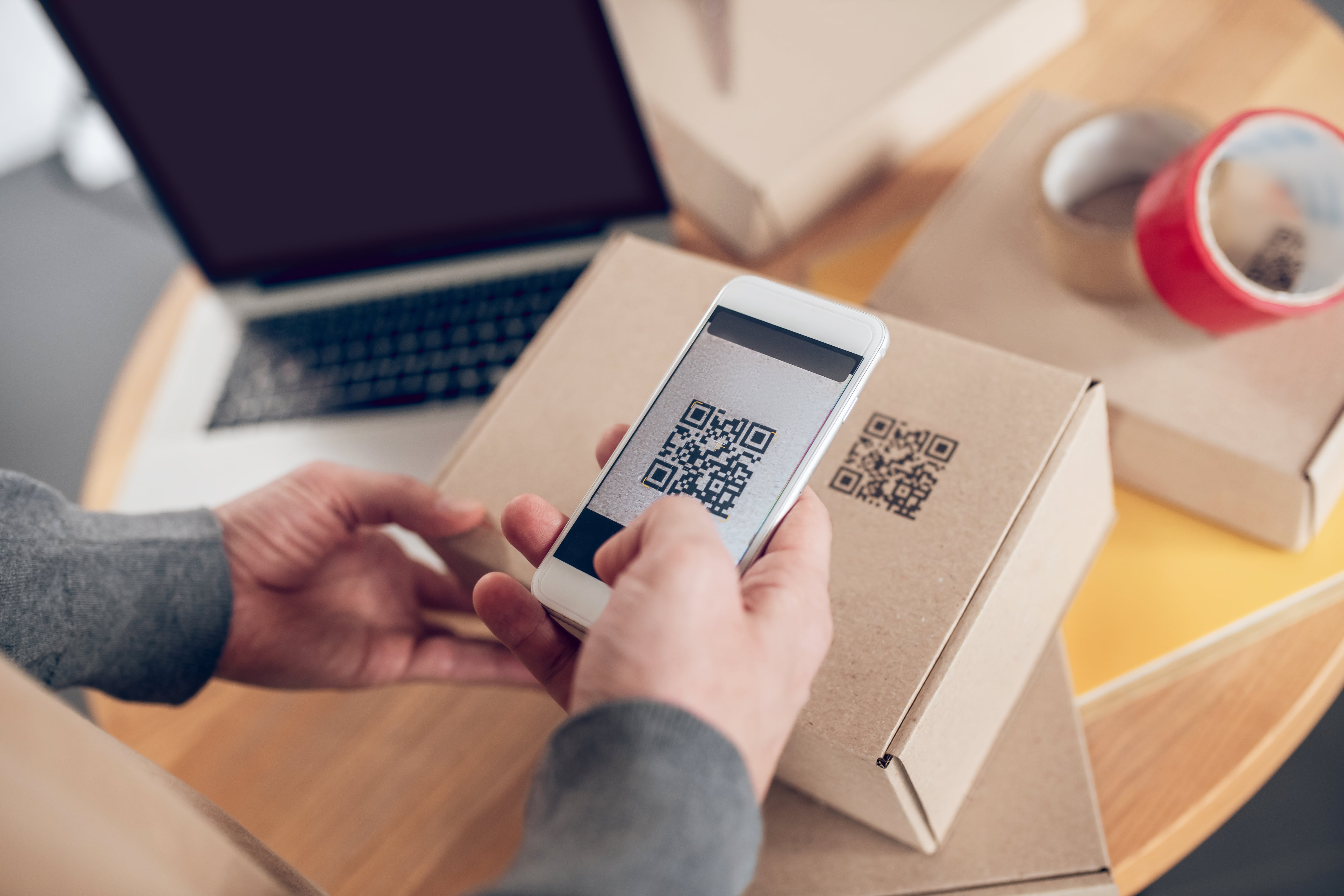 Los estafadores suelen enviar un paquete sin remitente con un código QR para escanear
