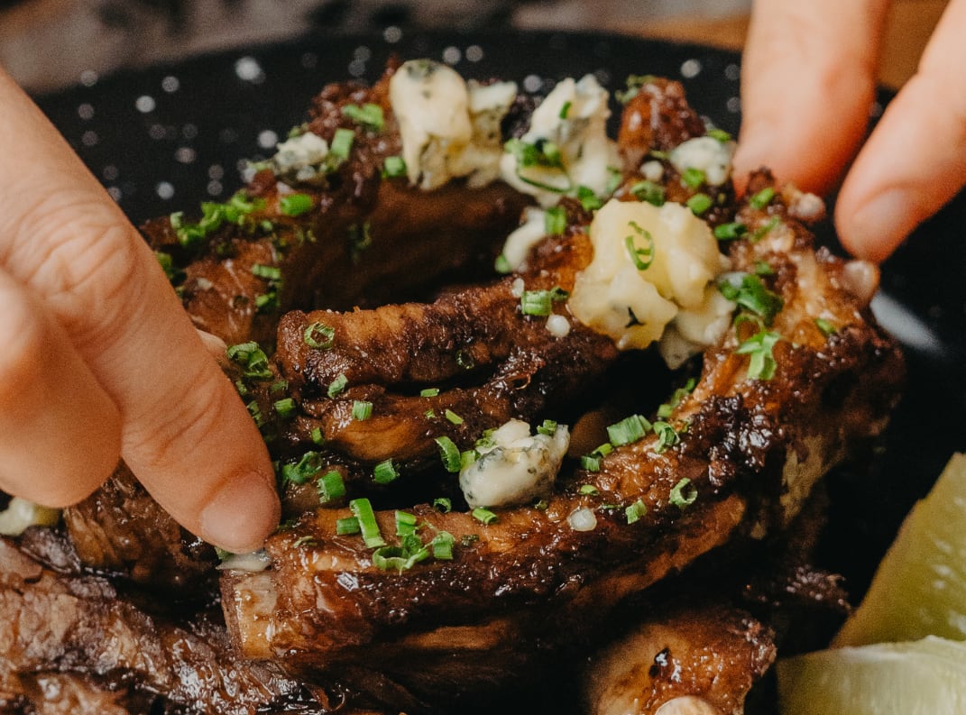 Ribs con salsa teriyaki y queso azul en Bulebar