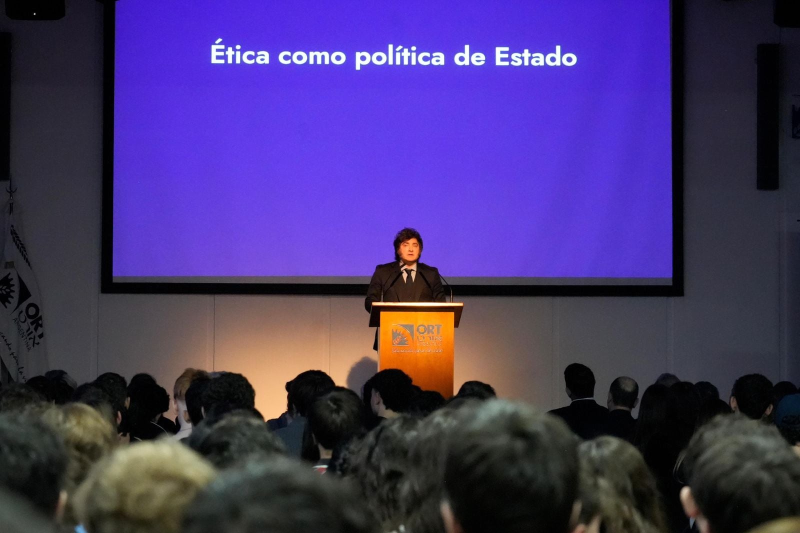 Milei arengó a alumnos de un colegio secundario a abuchear a periodistas: “Si quieren hacerlo más fuerte se los voy a festejar”