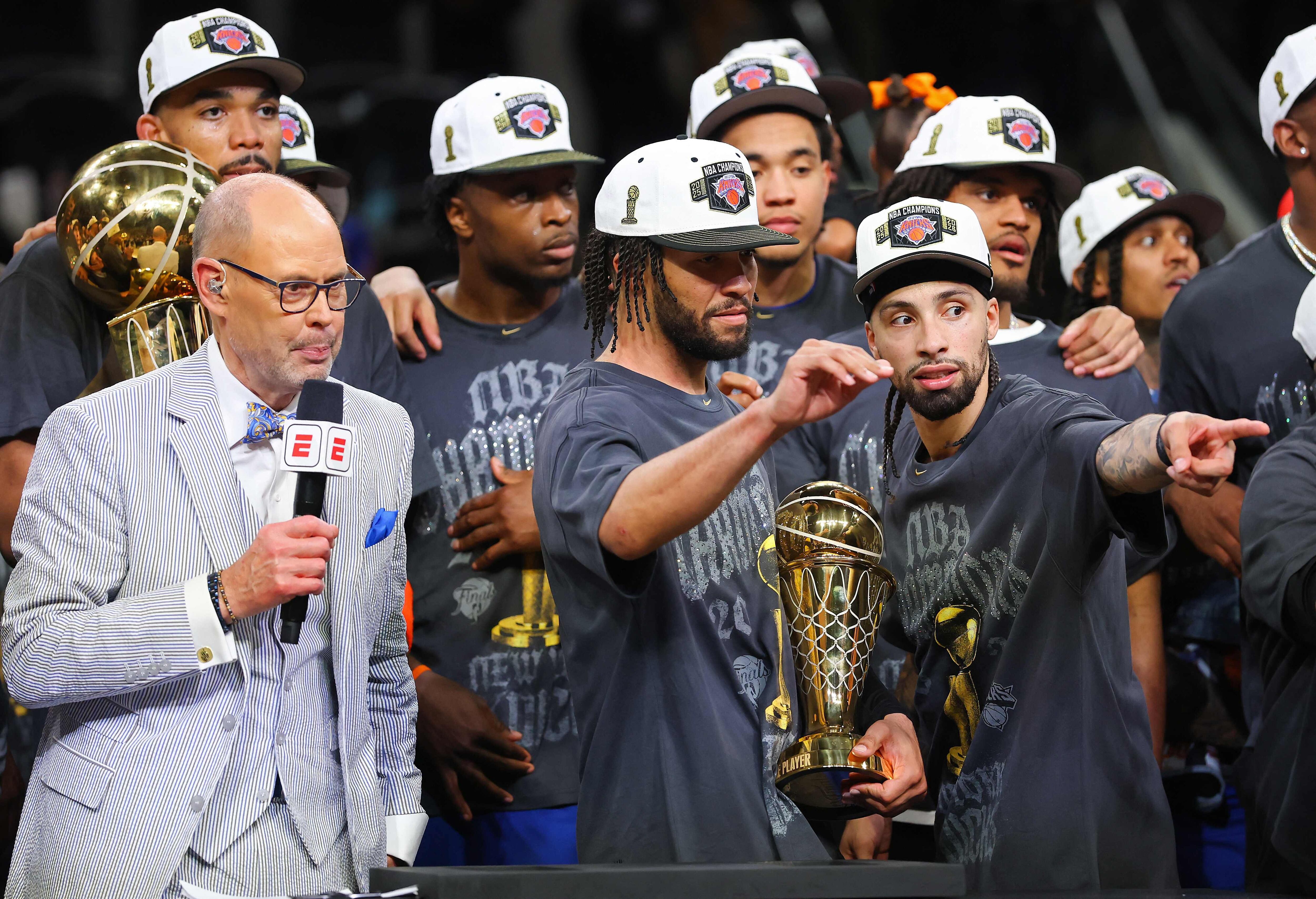 Jalen Brunson, base de los New York Knicks, con el trofeo al MVP de las finales e la NBA