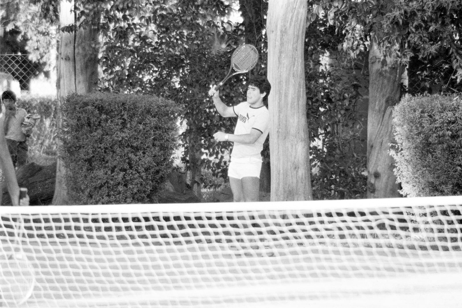 Maradona divirtiéndose con el tenis, durante una concentración de la selección juvenil, el 12 de noviembre de 1979, en la quinta Salvatori, en José C. Paz