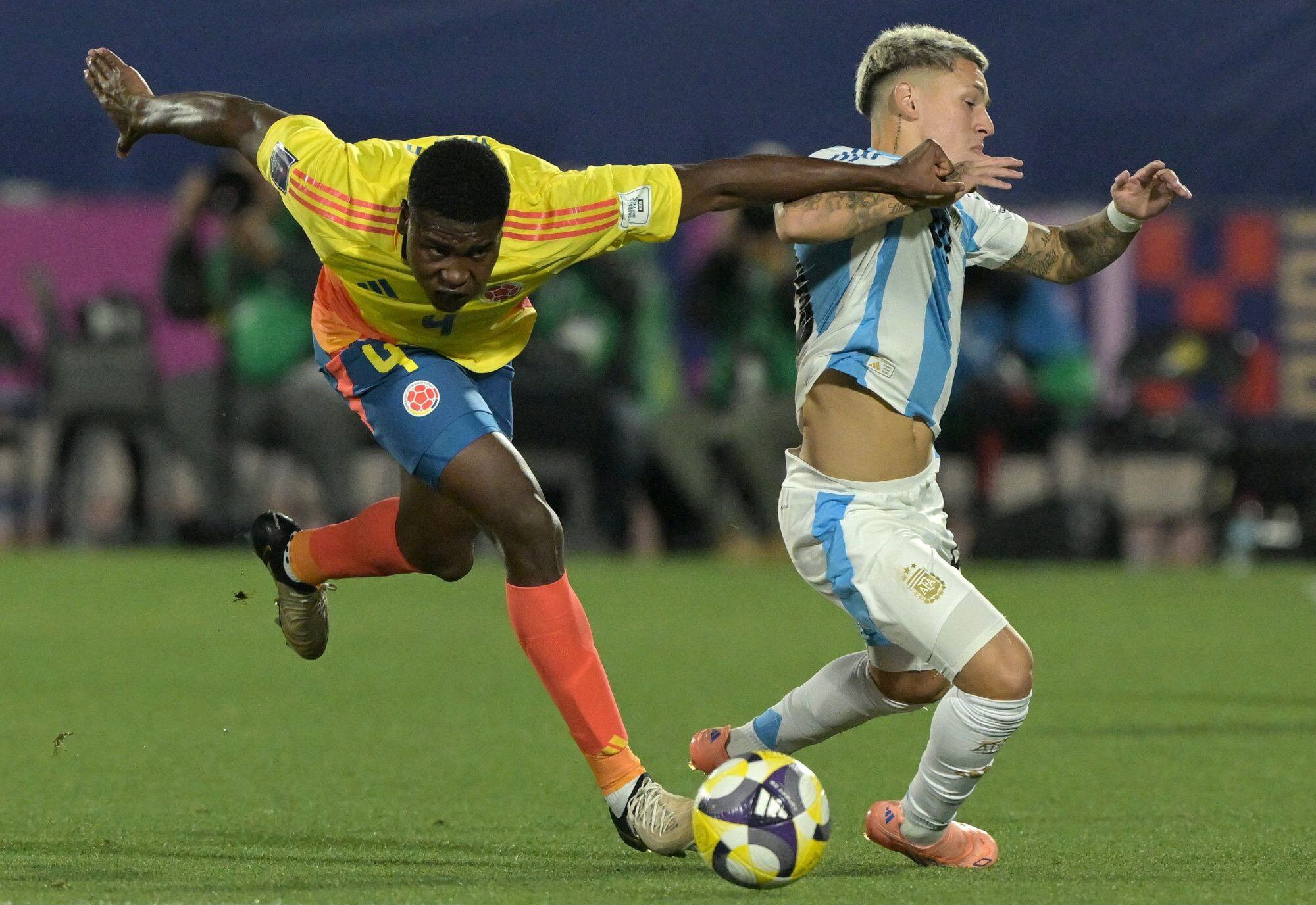 La disputa entre Julian Bazan Gianluca Prestianni