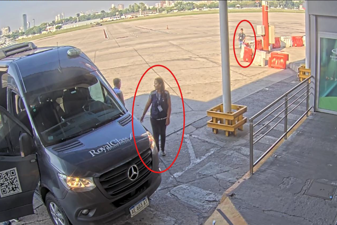 La camioneta de Royal Class utilizada para recibir a los que viajaron en el avión