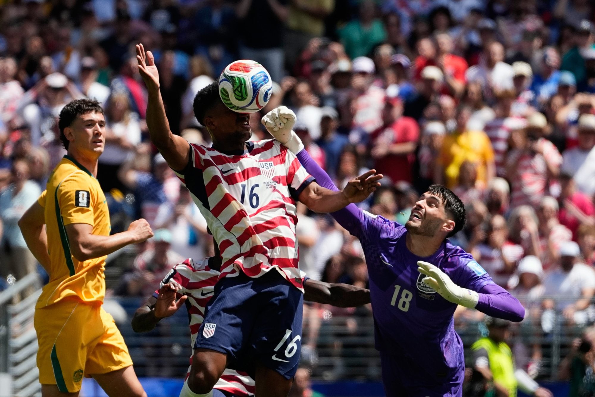 Mundial 2026: Estados Unidos venció a Australia, se clasificó, asombra con su juego y exalta a Pochettino 6 El arquero australiano Patrick Beach falla al intentar despejar la pelota ante un cabezazo de Alex Freeman; los Canguros hicieron poco para resistir a un sorprendente Estados Unidos.