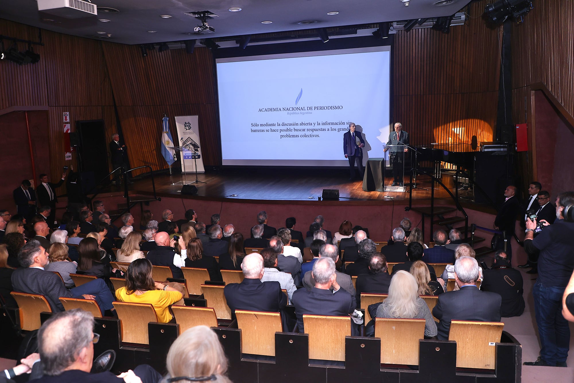 En fotos. El Dr. Juan Carlos Maqueda recibió la Pluma de Honor de la Academia Nacional de Periodismo 38 En fotos. El Dr. Juan Carlos Maqueda recibió la Pluma de Honor de la Academia Nacional de Periodismo imagen-37