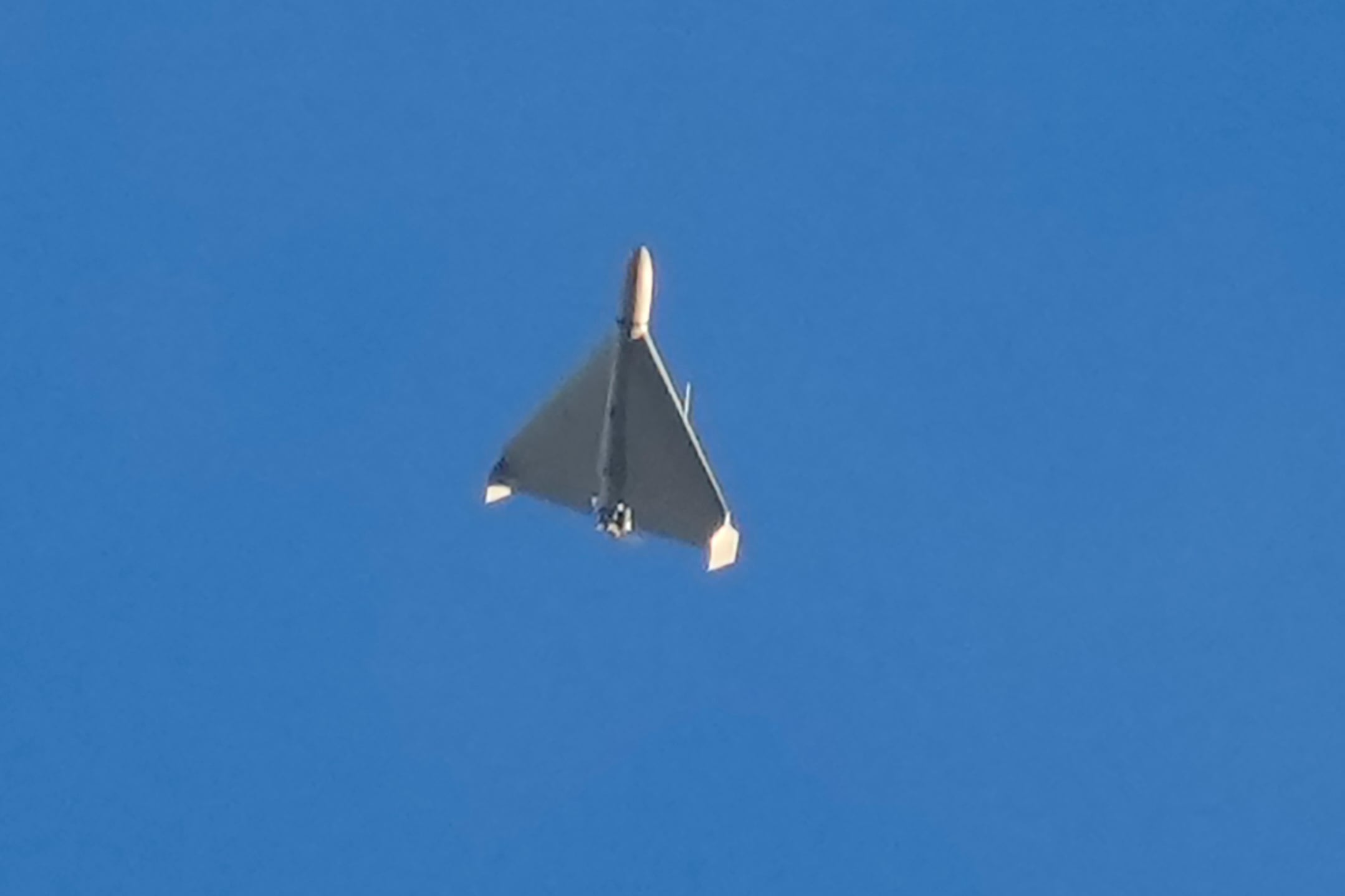 Un dron explosivo iraní Shahed lanzado por Rusia surca el cielo segundos antes de impactar contra un objetivo en Kiev, Ucrania