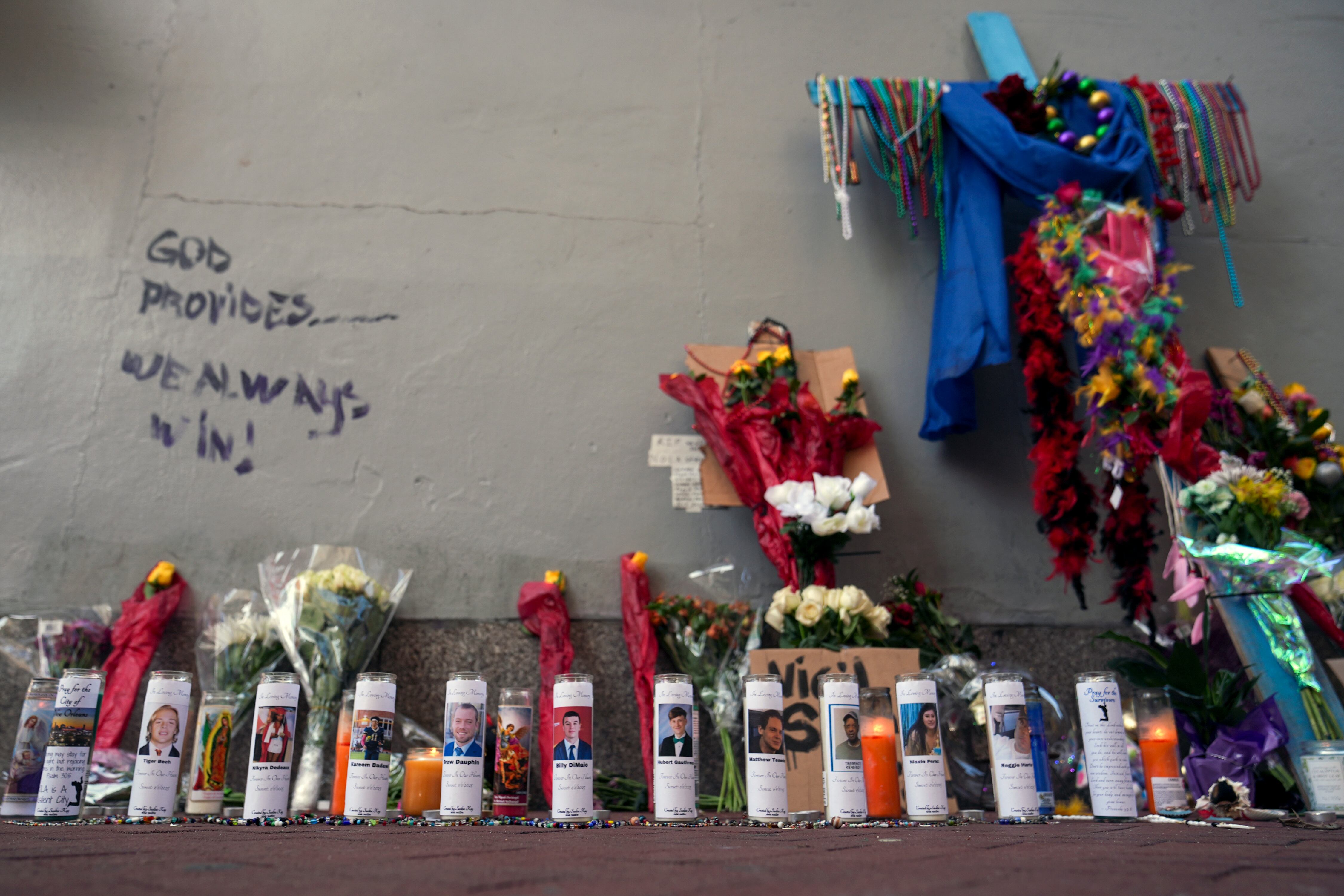 Un monumento a las víctimas del letal ataque con un camión, perpetrado el día de Año Nuevo, en la acera del Barrio Francés de Nueva Orleans, el viernes 3 de enero de 2025.