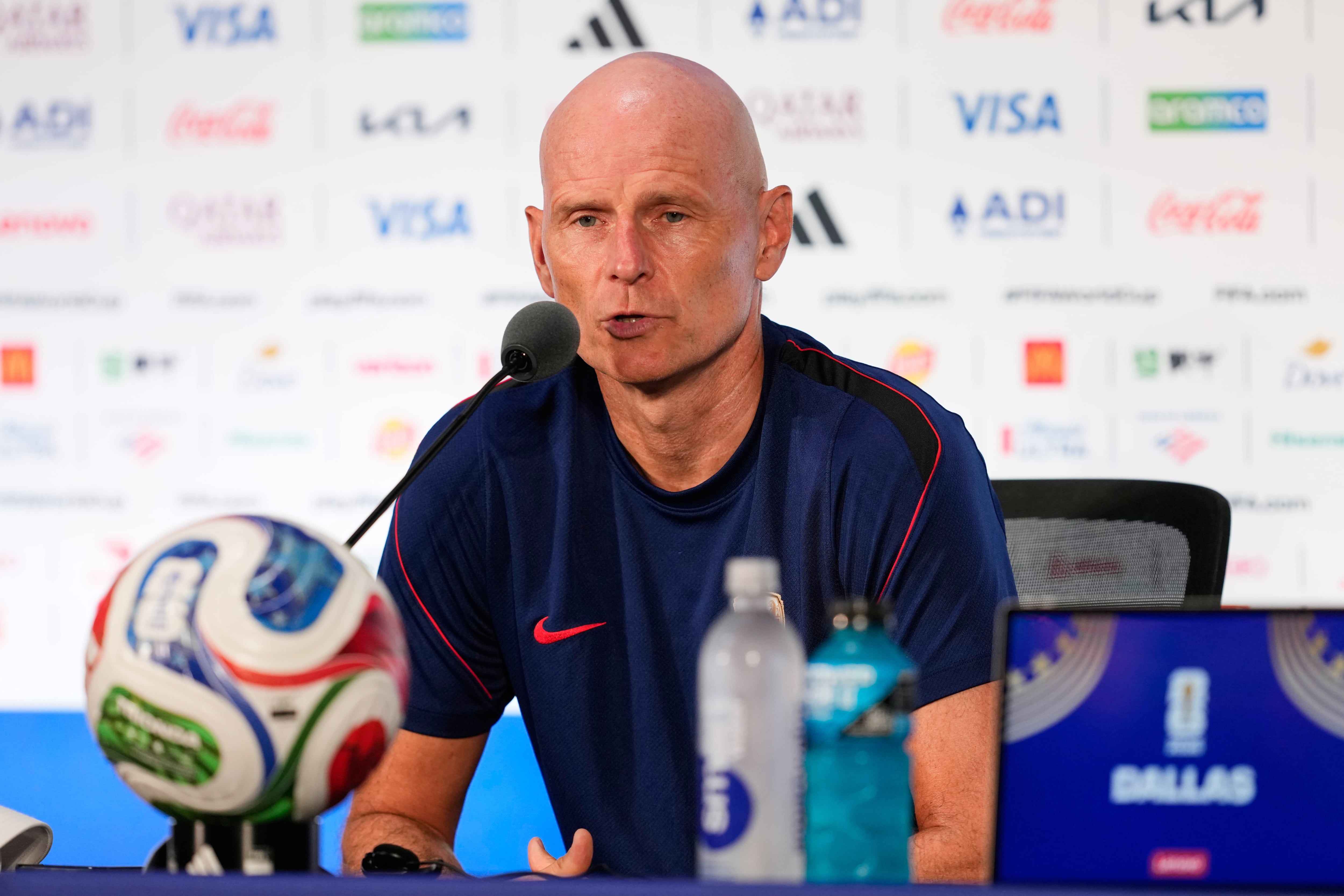 Stale Solbakken, entrenador de Noruega, habla en conferencia de prensa el lunes 29 de junio de 2026 en Arlington, Texas (AP Foto/Tony Gutiérrez)