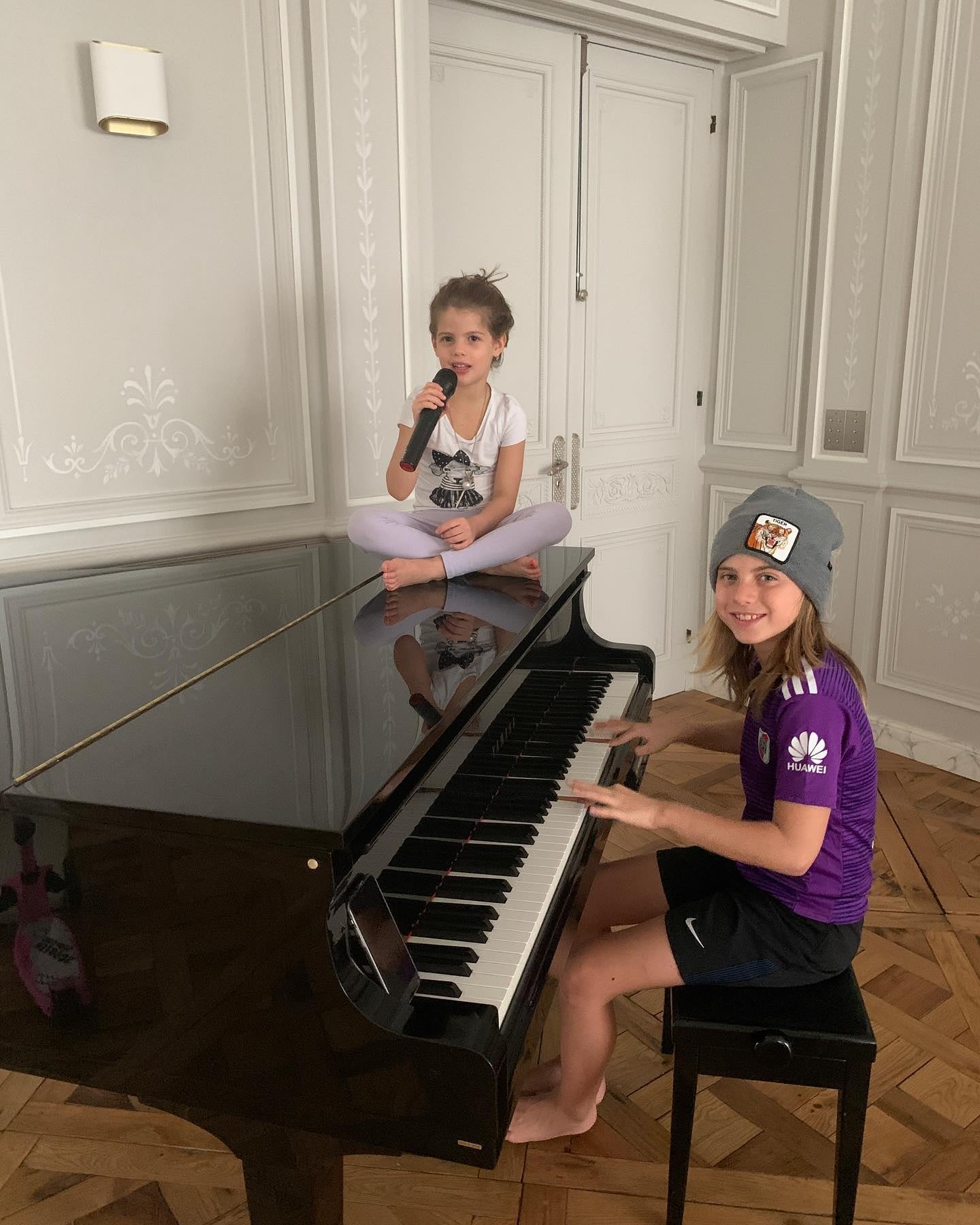 Francesca Icardi y Valentino López haciendo música juntos en su casa de Italia (Foto: Instagram @wanda_nara)