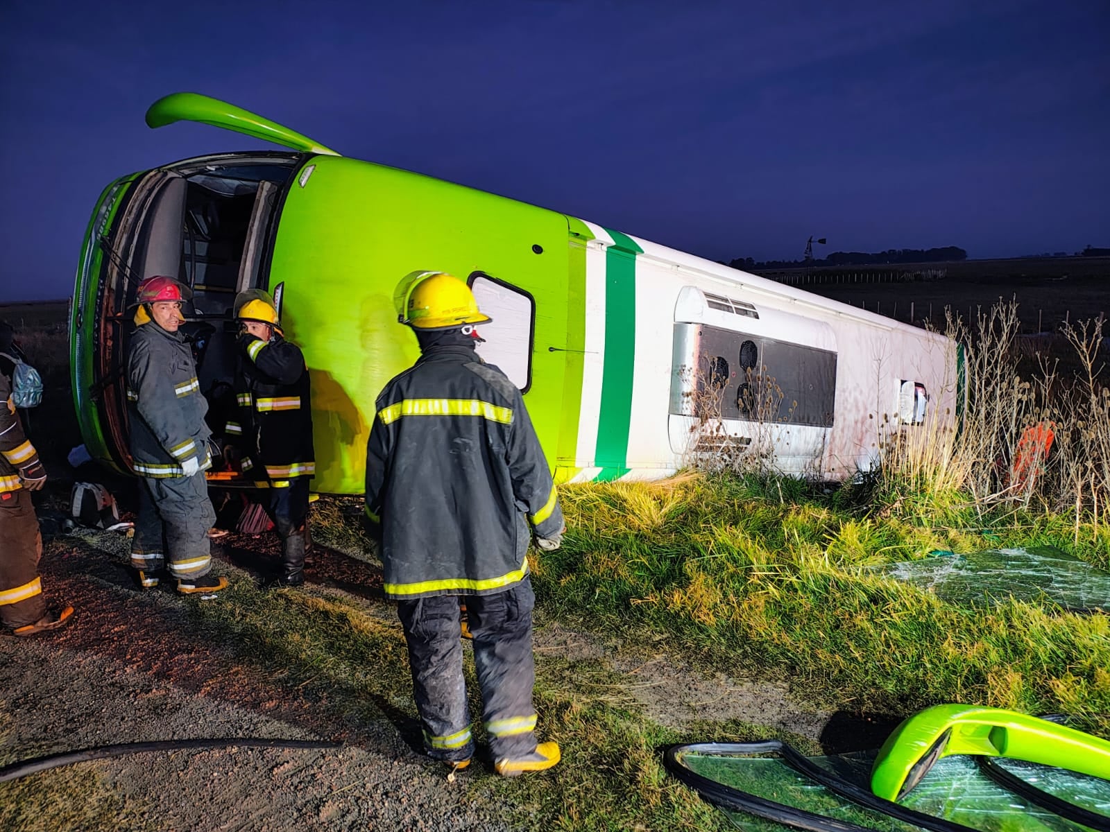 El micro de larga distancia que volcó en la rotonda de la Ruta Provincial 76