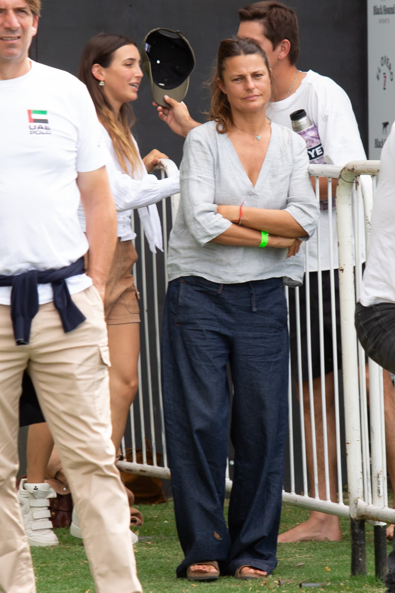 Loli López atenta al partido de UAE y a su hijo Lukin. Atrás se la ve a Mia Cambiaso. Su novio, Tomás Panelo, jugó contra su familia