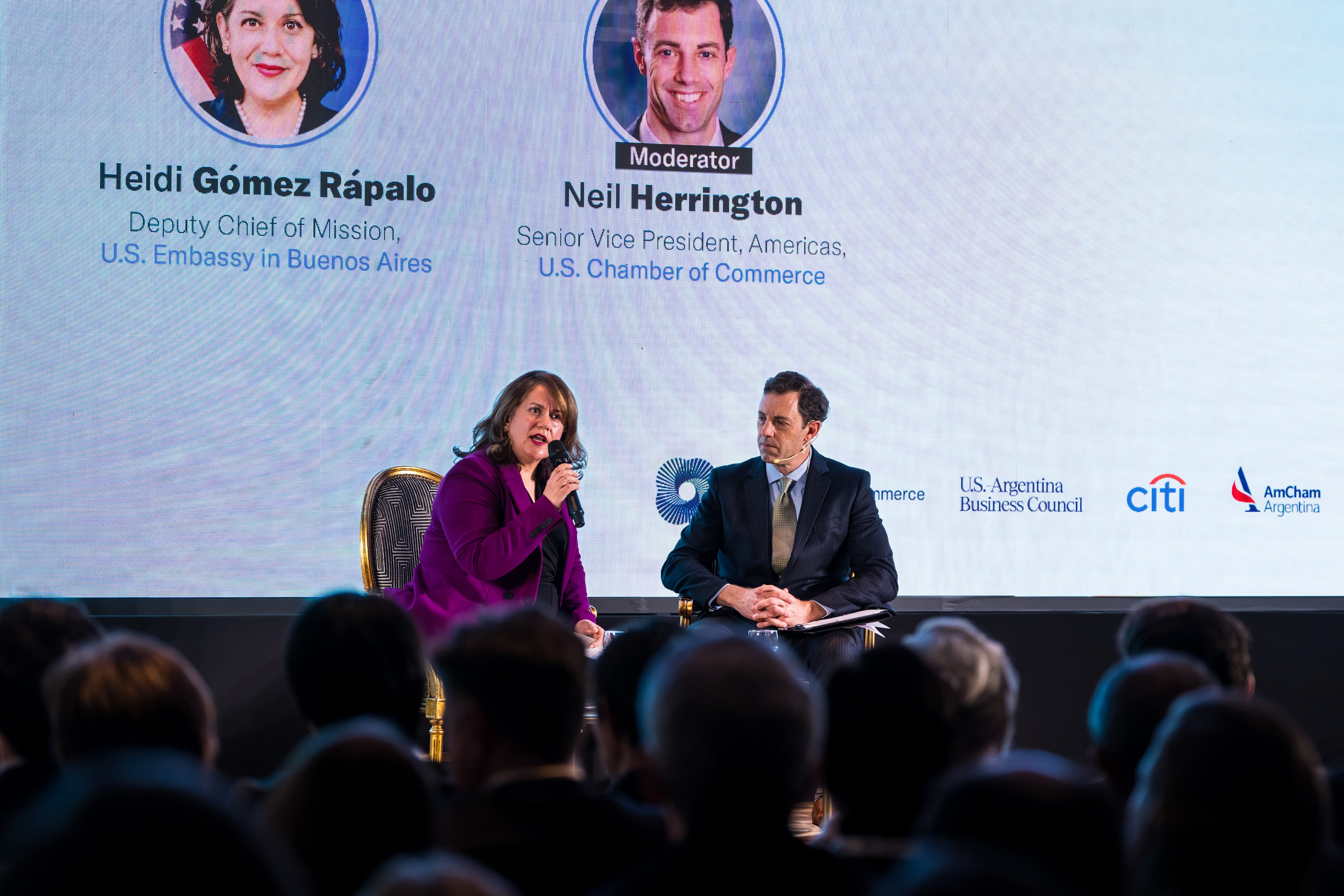 Heidi Gómez Rápalo junto a Neil Herrington, vicepresidente senior para las Américas de la U.S. Chamber of Commerce, durante el intercambio posterior a su presentación en el foro bilateral sobre minerales críticos