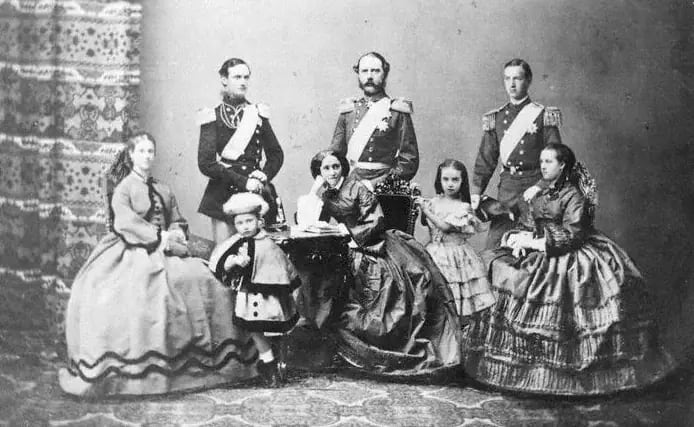 Christian IX de Dinamarca con su esposa e hijos