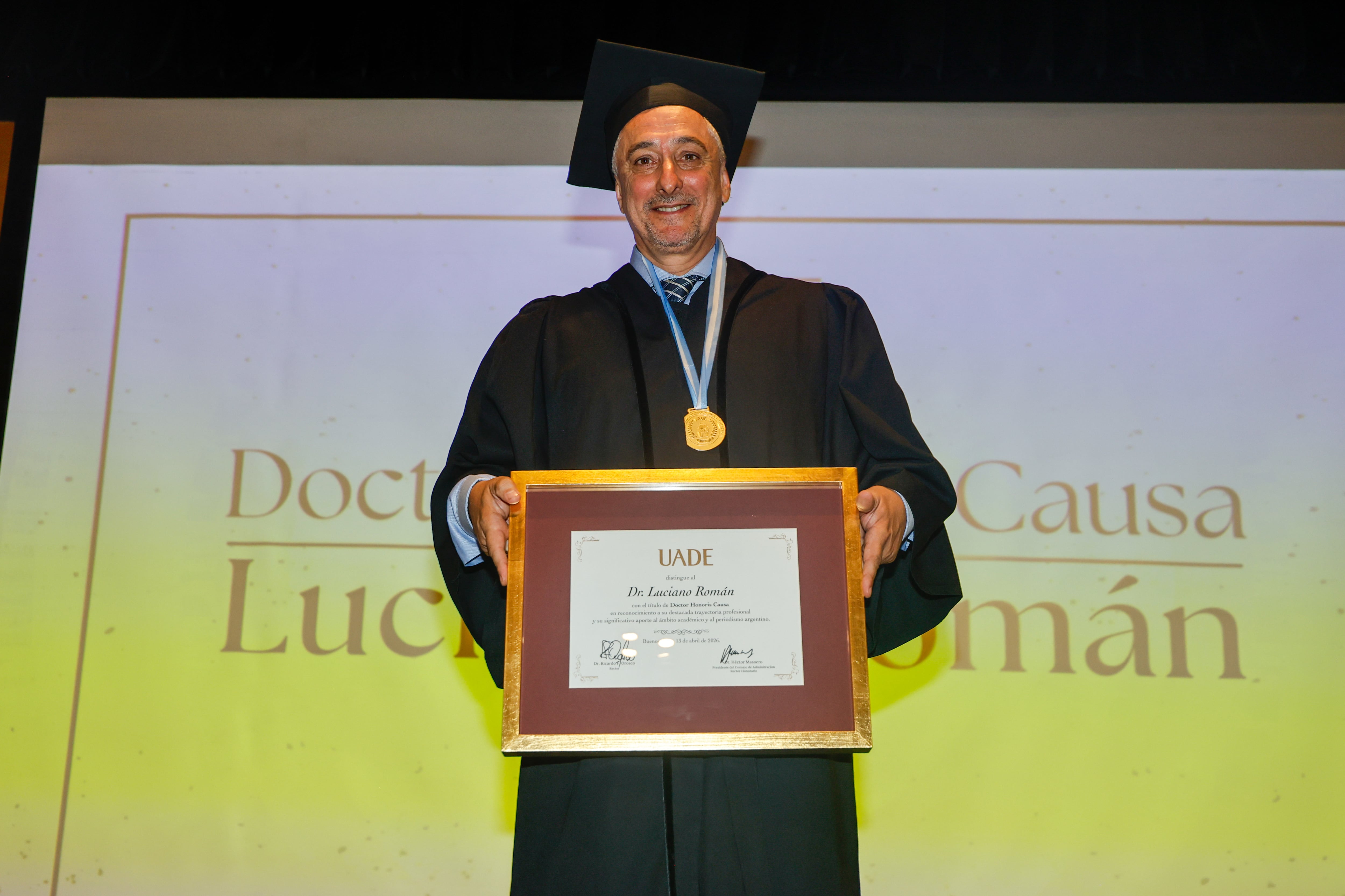 Luciano Román recibió el título Doctor Honoris Causa de la UADE