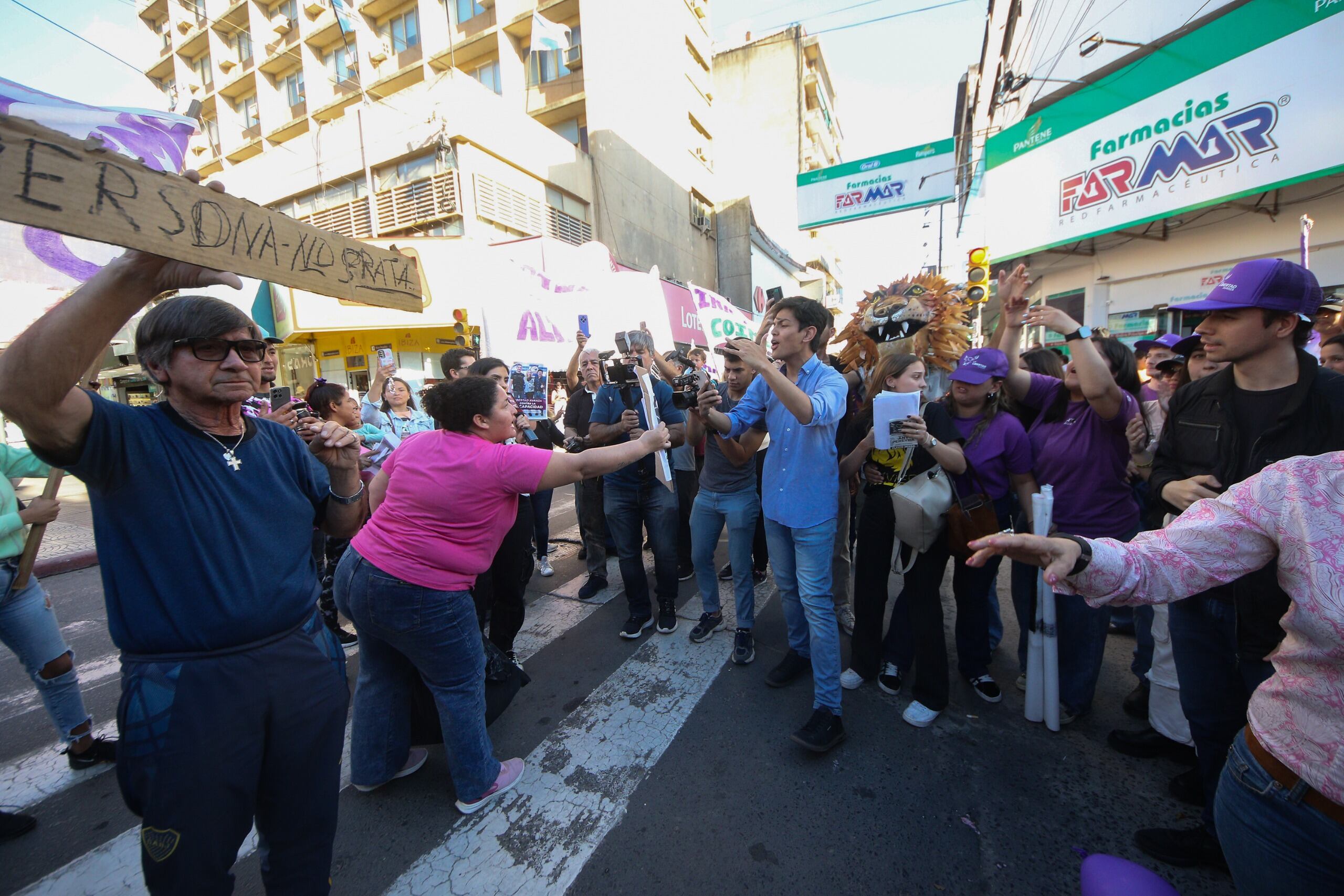 Facciones enfrentadas y un cartel de