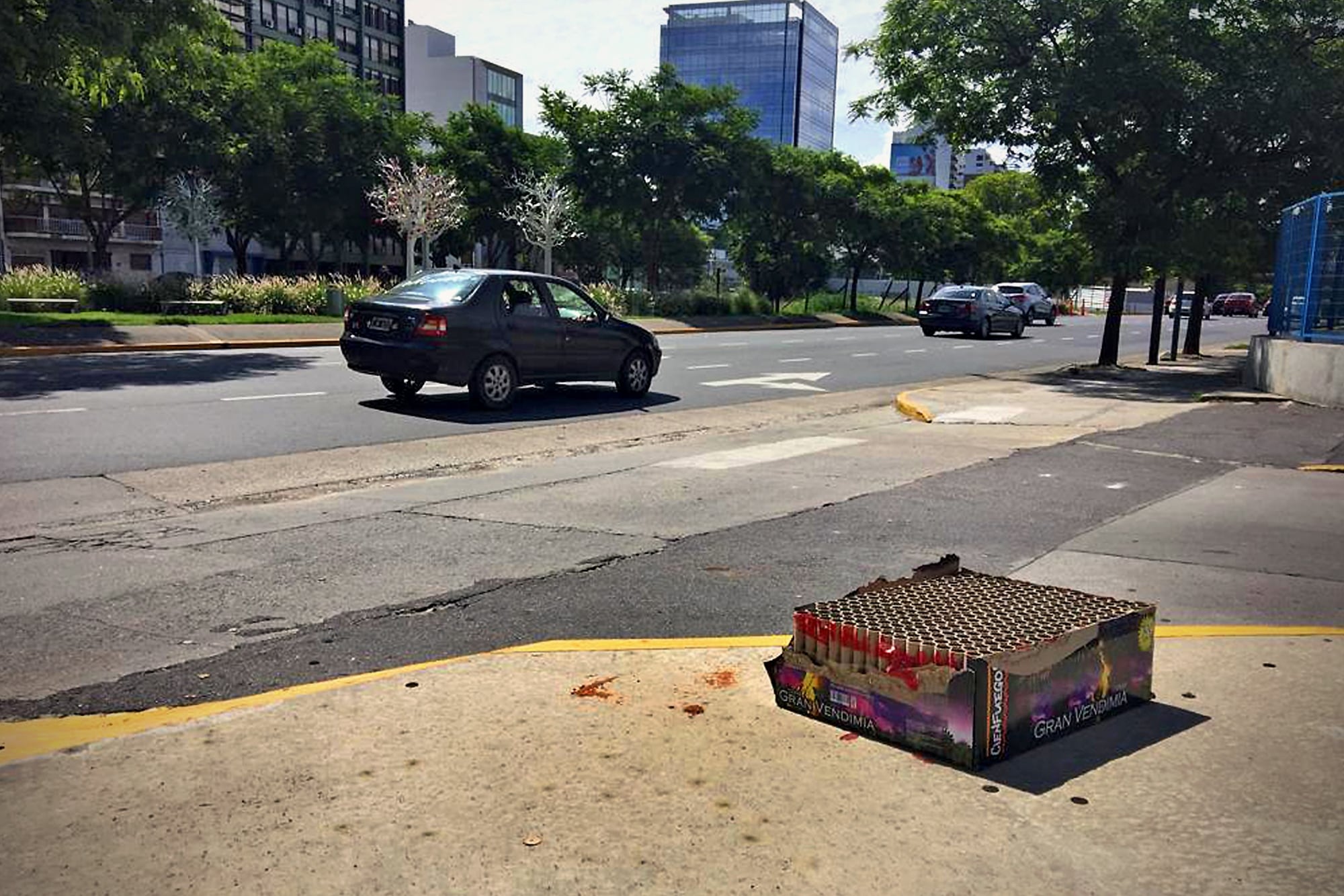 Restos de pirotecnia en las calles de Vicente López