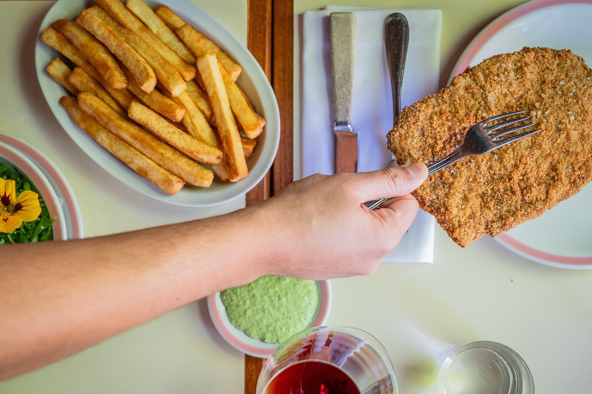La milanesa de El Preferido de Palermo se hace con bife angosto y con pan rallado, pero semifresco