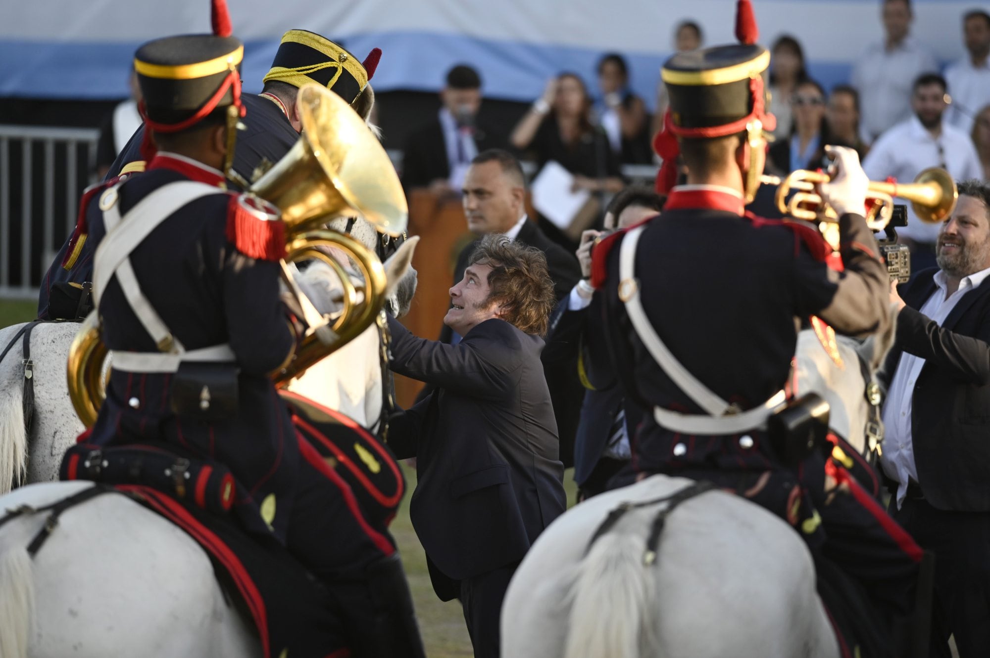 El presidente Javier Milei participa del traspaso del sable de general San Martín al regimiento de granaderos ,durante el acto de conmemoración de la batalla de San Lorenzo, en esa misma ciudad.