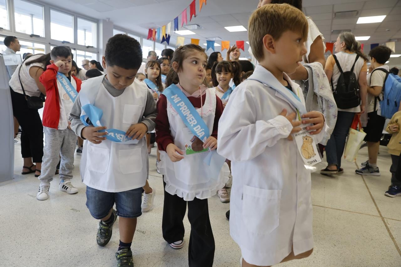 Alumnos de primer grado forman fila con la banda celeste de “Mi primer día” durante el acto de inicio del ciclo lectivo 2026 en la Ciudad de Buenos Aires