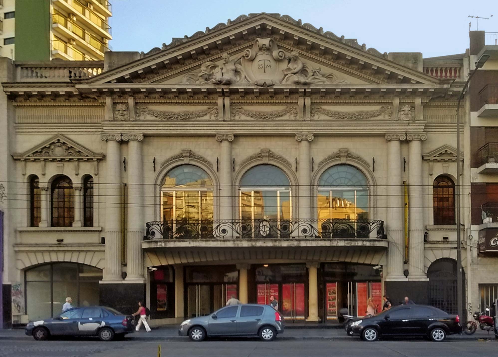 El Centro Cultural 25 de Mayo fue recuperado por los vecinos. Reabrió en 2007.