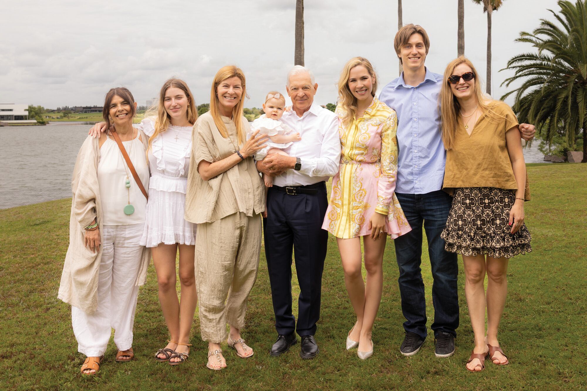 Frente a la laguna, Eduardo, Elina y Kahlo junto a Marité y Soledad (hijas de Eduardo) y Candelaria, Joaquín y Delfina (nietos del fundador y director del Malba)