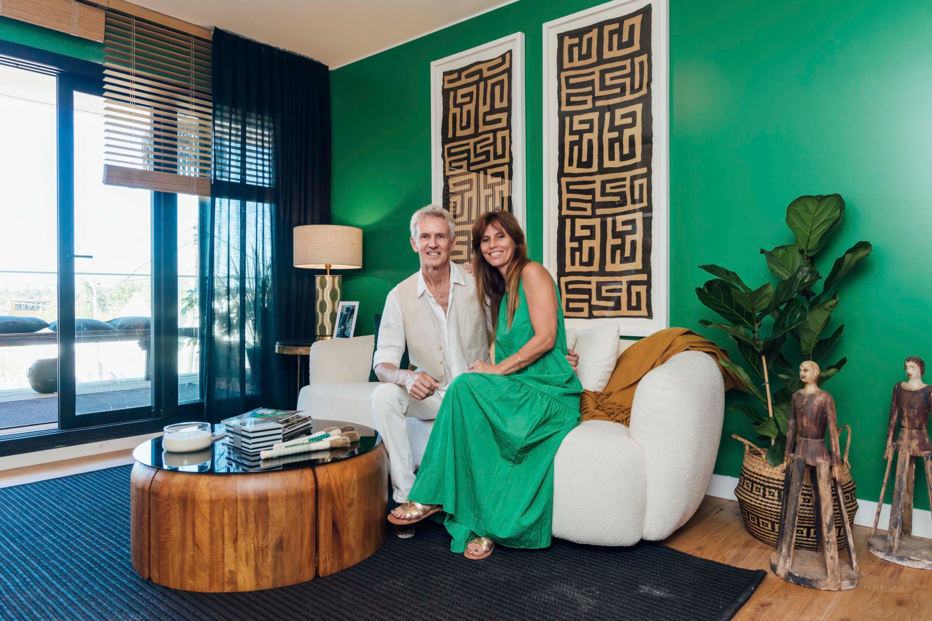 Sandy junto a la interiorista Graciela Sasso en el sofá curvo blanco en bouclé (Harturo). Detrás, textiles africanos tipo Kuba enmarcados (La Contenta). Alfombra (Alsina). Objetos (Desde Asia).