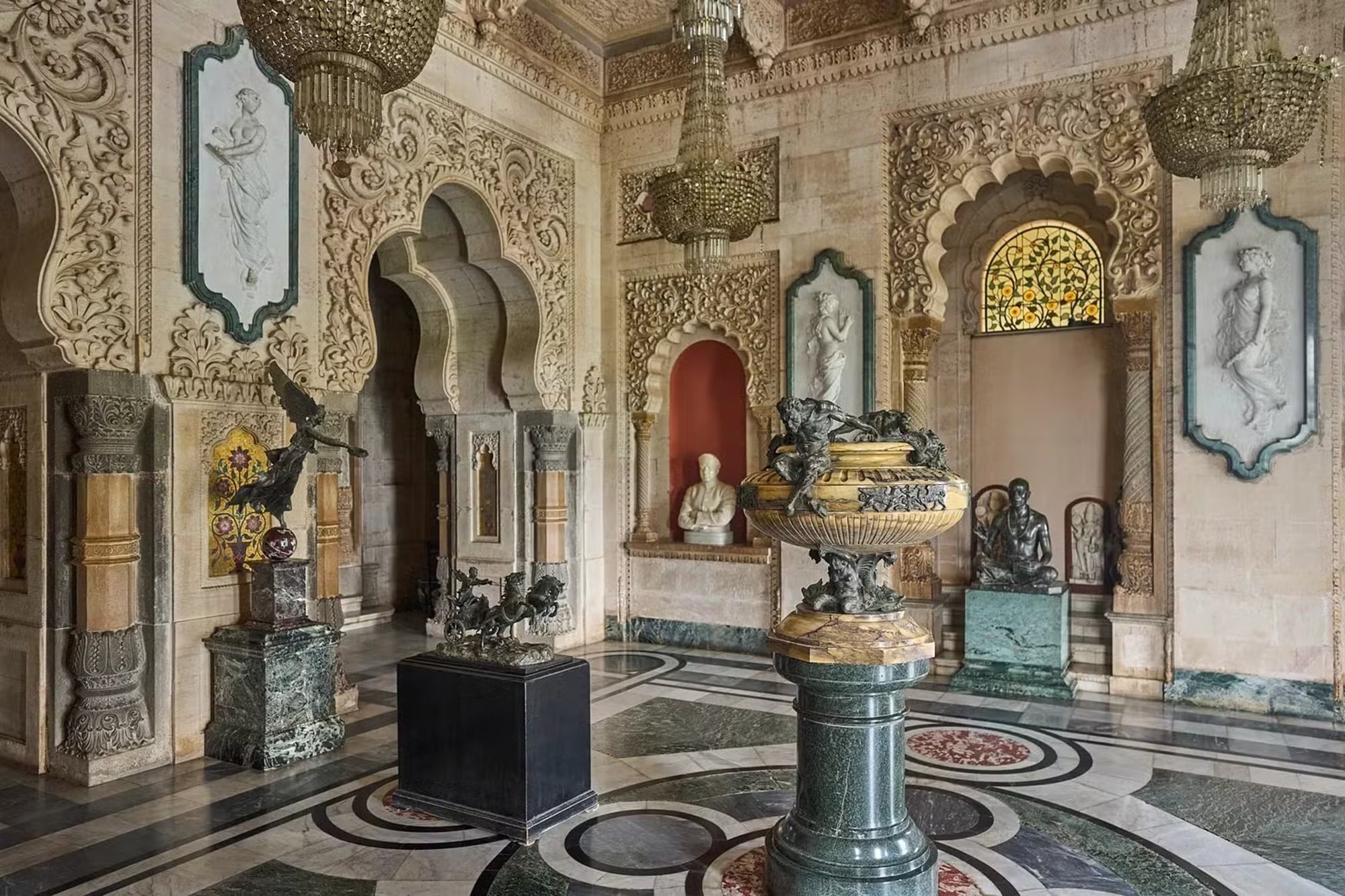 La flora india inspiró a artesanos locales y europeos a crear las esculturas de piedra, los paneles de mosaico dorado y las tallas que decoran la entrada del Rey