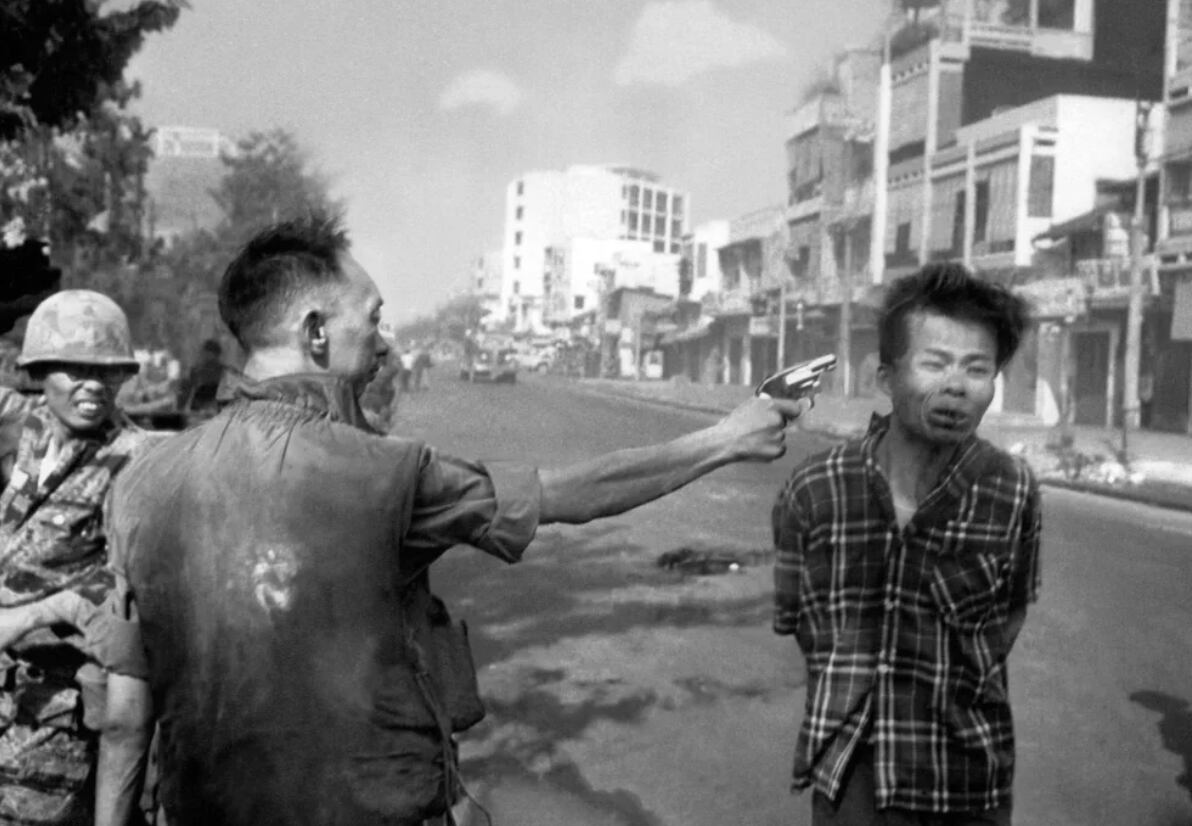 La imagen que se volvió icónica: el general Nguyen Ngoc Loan ejecuta al oficial del Viet Cong Nguyen Van Lem (también conocido como Bay Lop) en una calle de Saigón