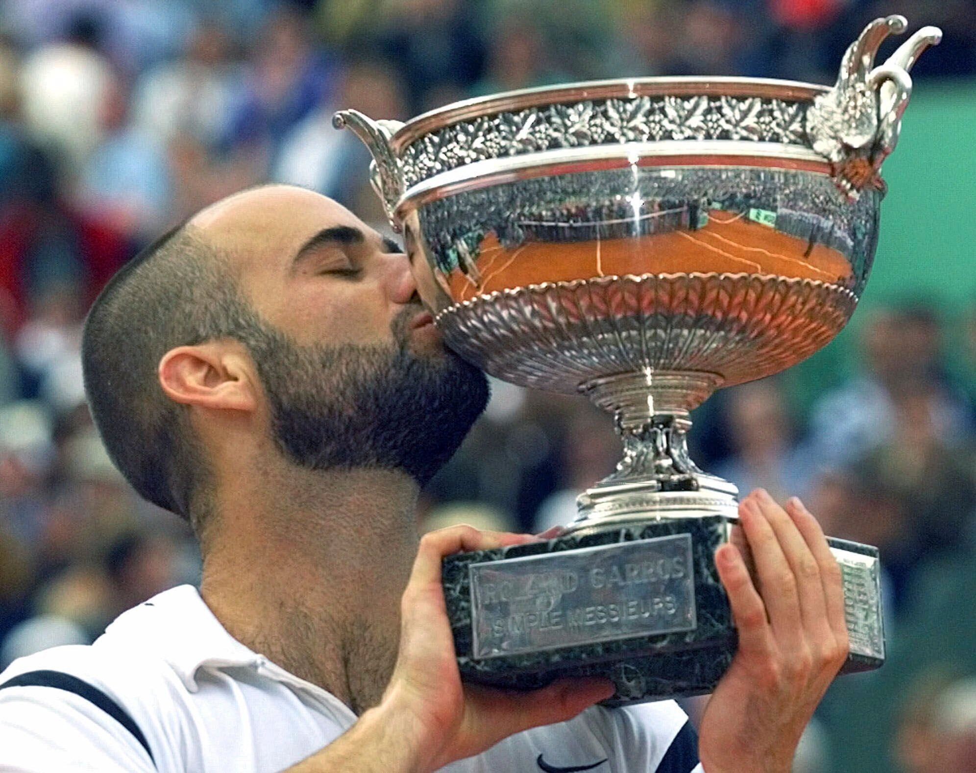 Andre Agassi besando el trofeo de campeón de Roland Garros, en 1999, tras derrotar a Andrei Medvedev en la final