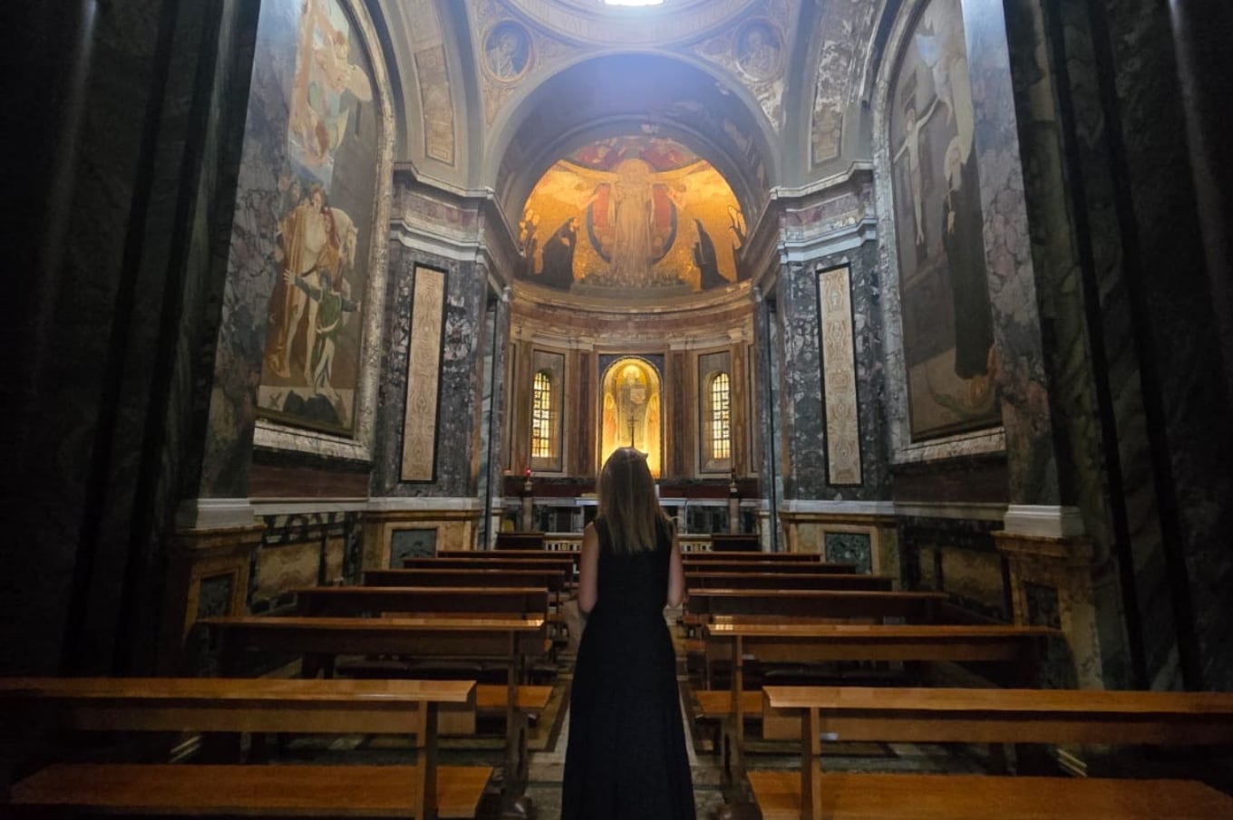 A pesar de no considerarse religiosa, la joven argentina se encontró ingresando casi cada día a un templo distinto, atraída por la arquitectura como gran fuente de inspiración para su arte.