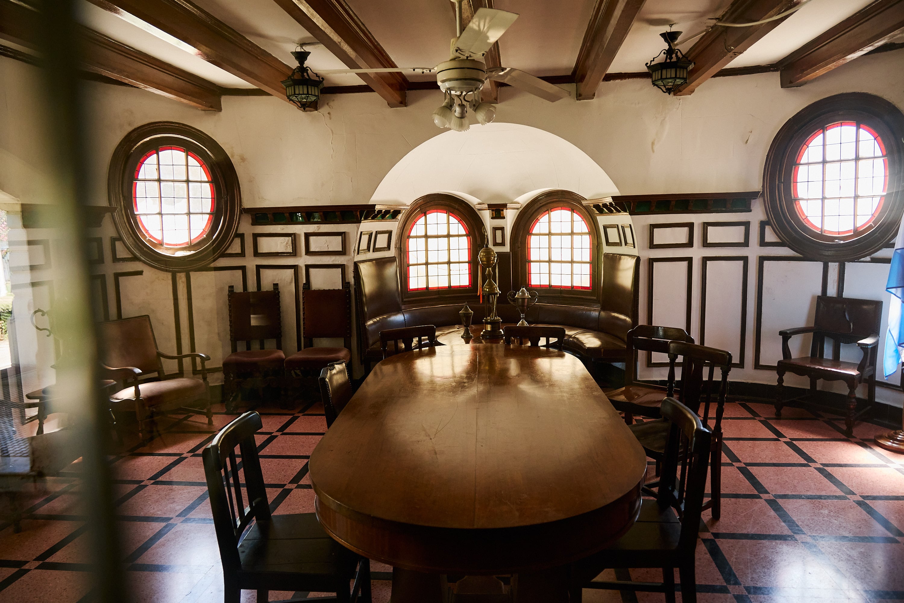 Durante la pandemia, el edificio sufrió actos de vandalismo: rompieron vitrales centenarios para extraer el plomo. Con más de un siglo de historia, la sede es patrimonio arquitectónico y requiere restauración especializada.