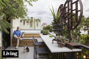 Dos interioristas convirtieron los tres últimos pisos de un edificio de los años 60 en una casa en altura, con árboles y todo