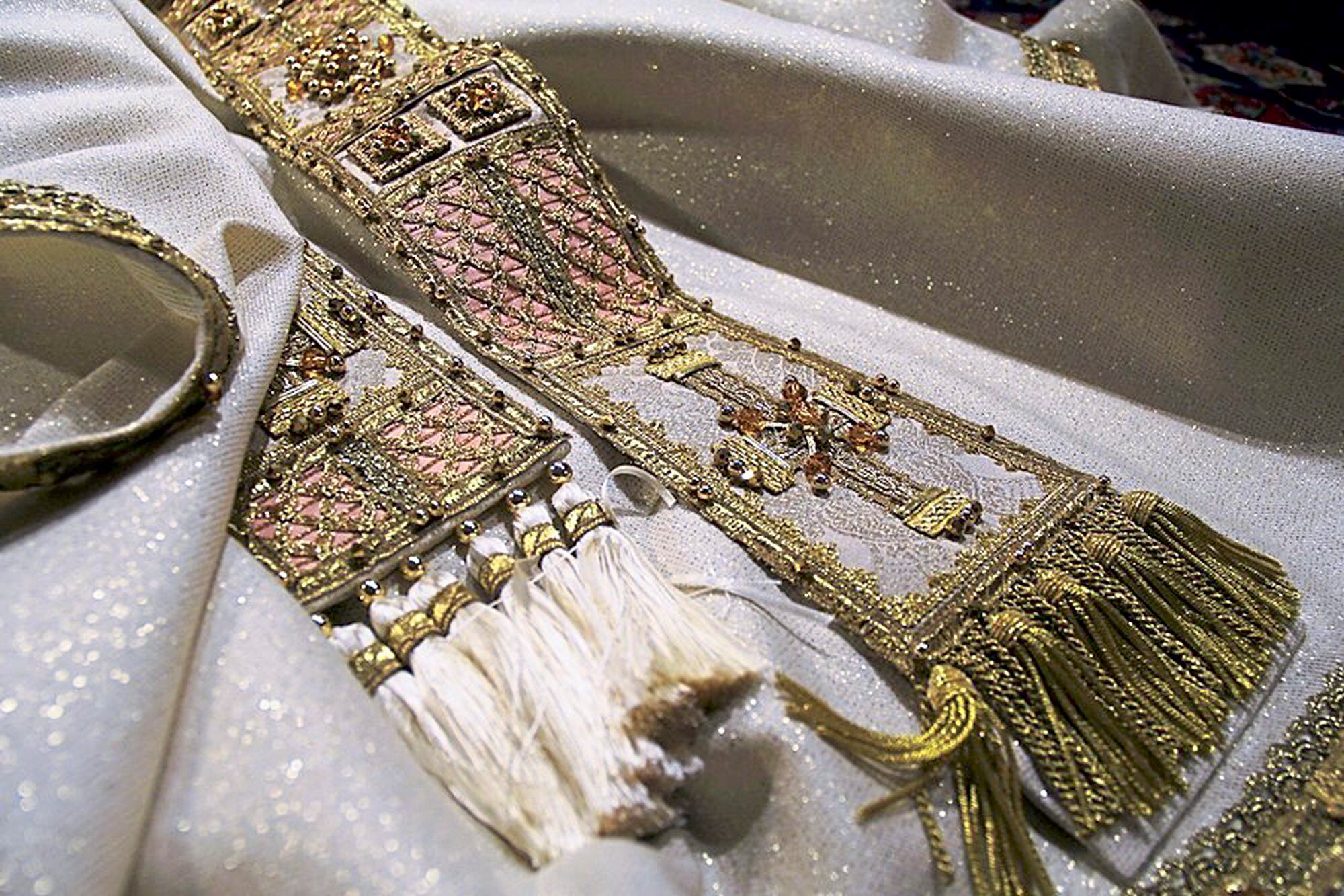 La faja de seda con flecos dorados que se lleva sobre la sotana