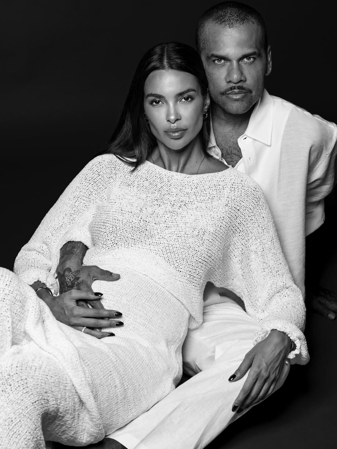 La pareja posó ante las cámaras para anunciar la llegada de su hijo (Foto: @danialves)