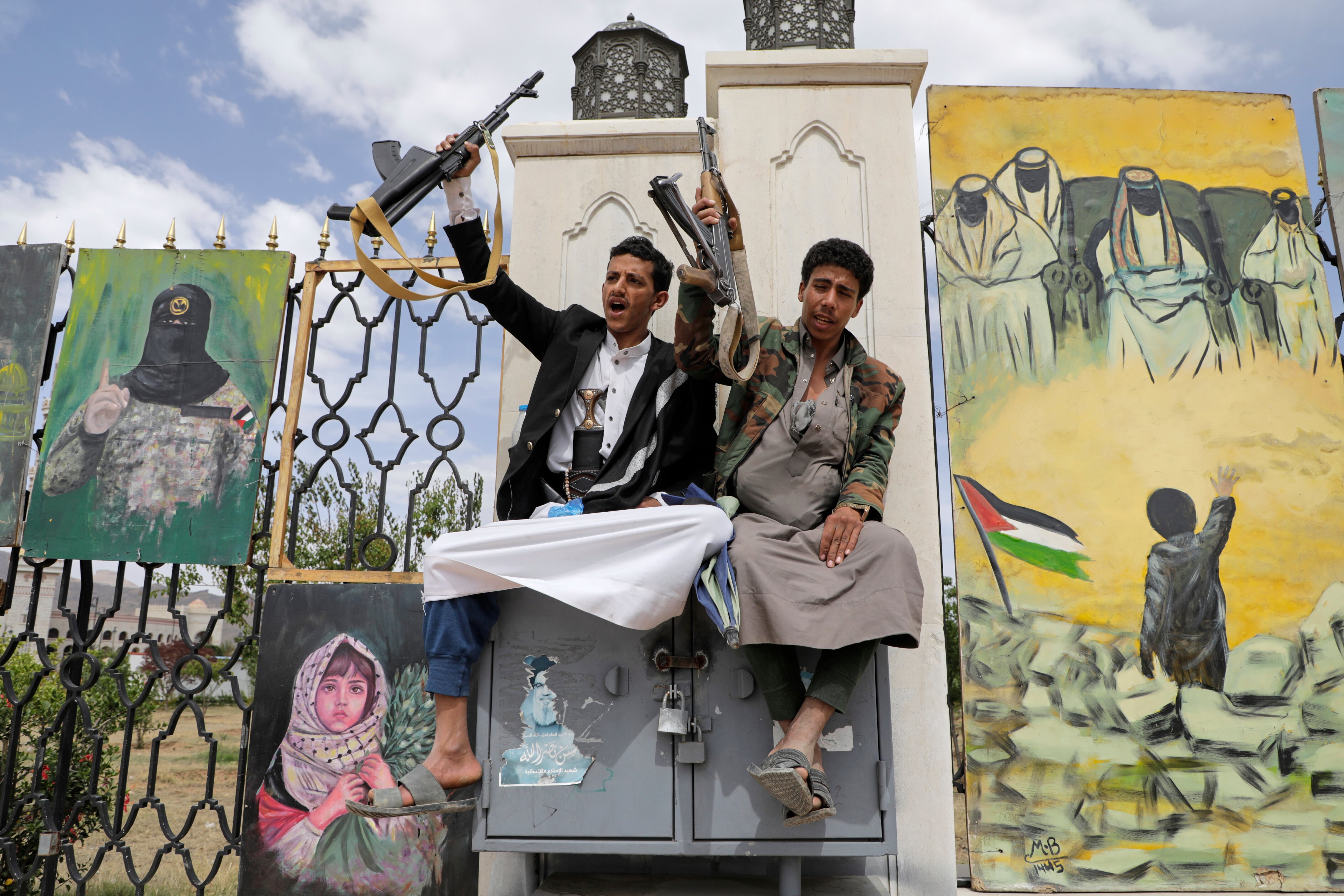 Partidarios de los rebeldes hutíes lanzan consignas delante de pancartas de apoyo a los palestinos, durante una manifestación contra Estados Unidos e Israel en Saná, Yemen, el viernes 25 de abril de 2025. (AP Foto/Osamah Abdulrahman)