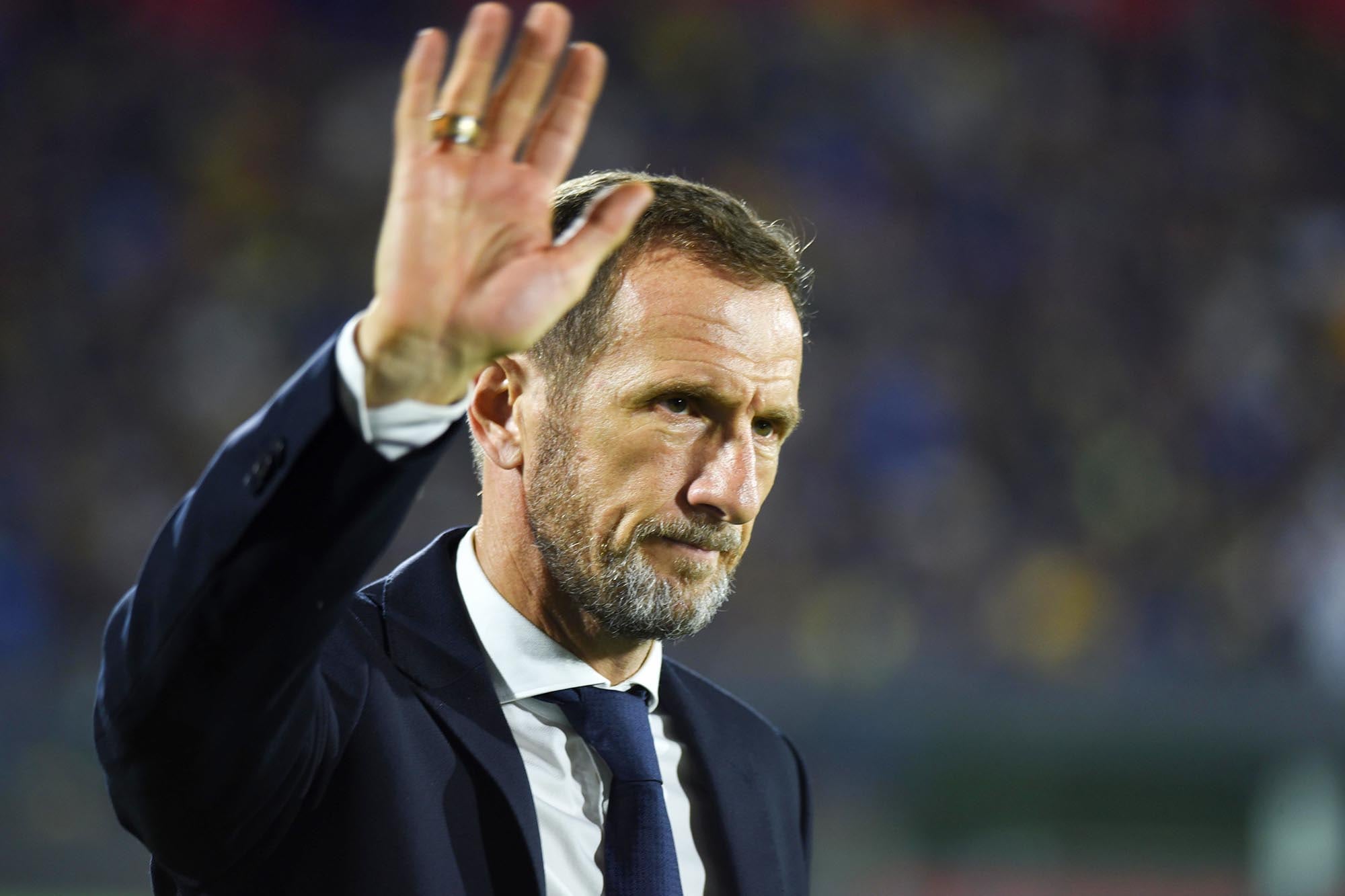 Rodolfo Arruabarrena saluda a los hinchas en Rosario: el Vasco se reencontró con Boca después de una década y el equipo se impuso a Sarmiento; el jueves, debutará en la Copa Sudamericana