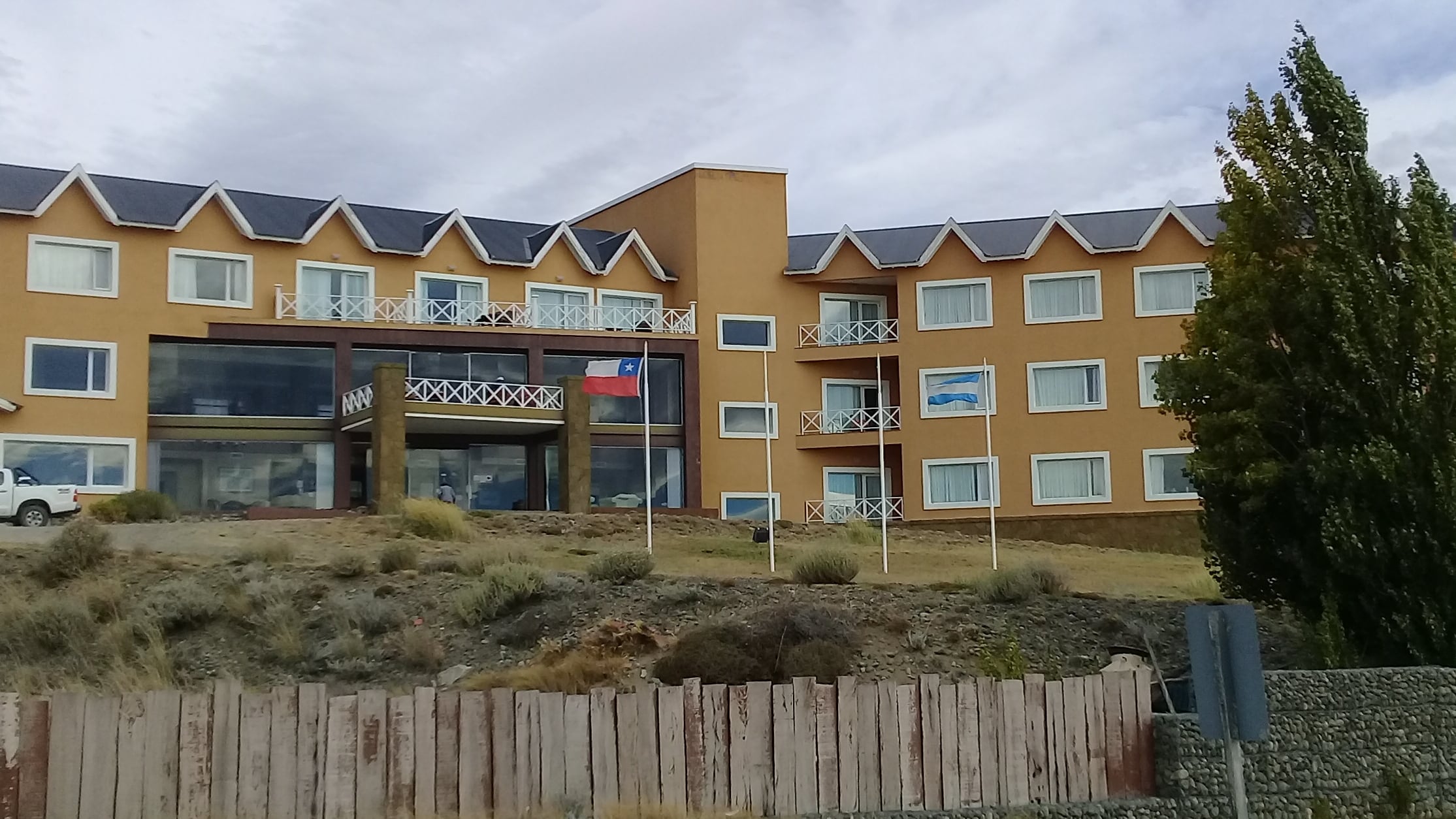 El destino de los hoteles de los Kirchner: dos funcionan, uno está cerrado y el cuarto, tomado por ocupas 7 HOTEL LAS DUNAS. Ubicado sobre la avenida costanera,