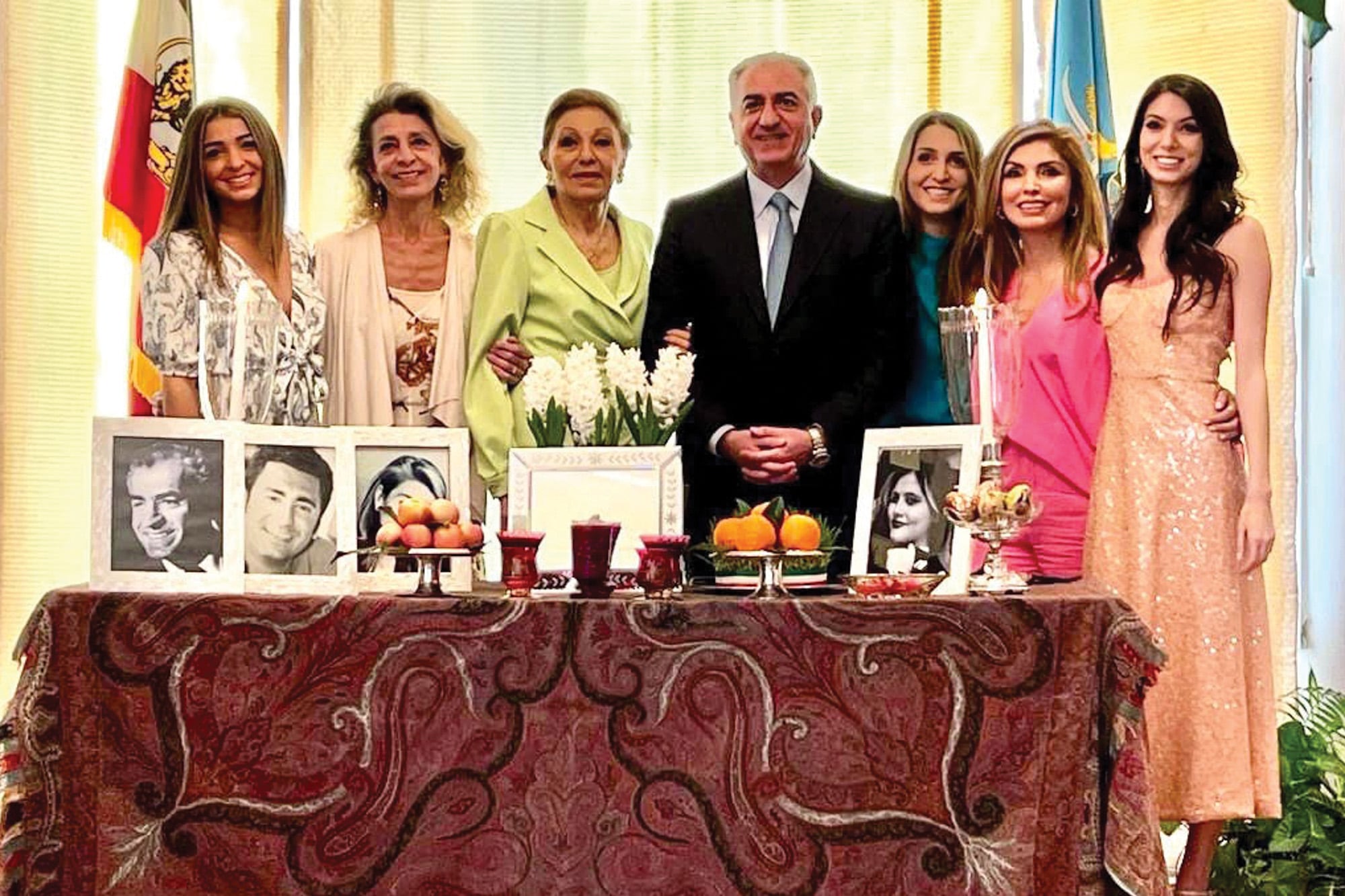 Farah Diba Rodeada por su hijo Reza, su nuera y nietas, recordando a quienes ya no los acompañan