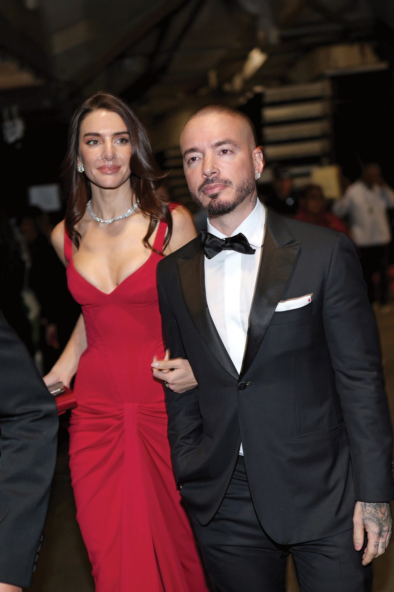 J Balvin y Valentina Ferrer, elegantes y muy enamorados. La argentina llevó un vestido de Zuhair Murad y alhajas de Tiffany